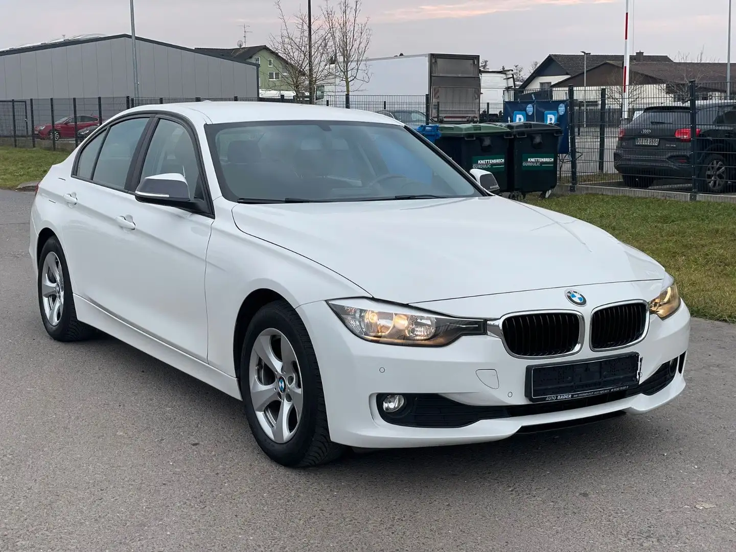 BMW 320 i Lim. Automatik AHK PDC 2.Hand Weiß - 2
