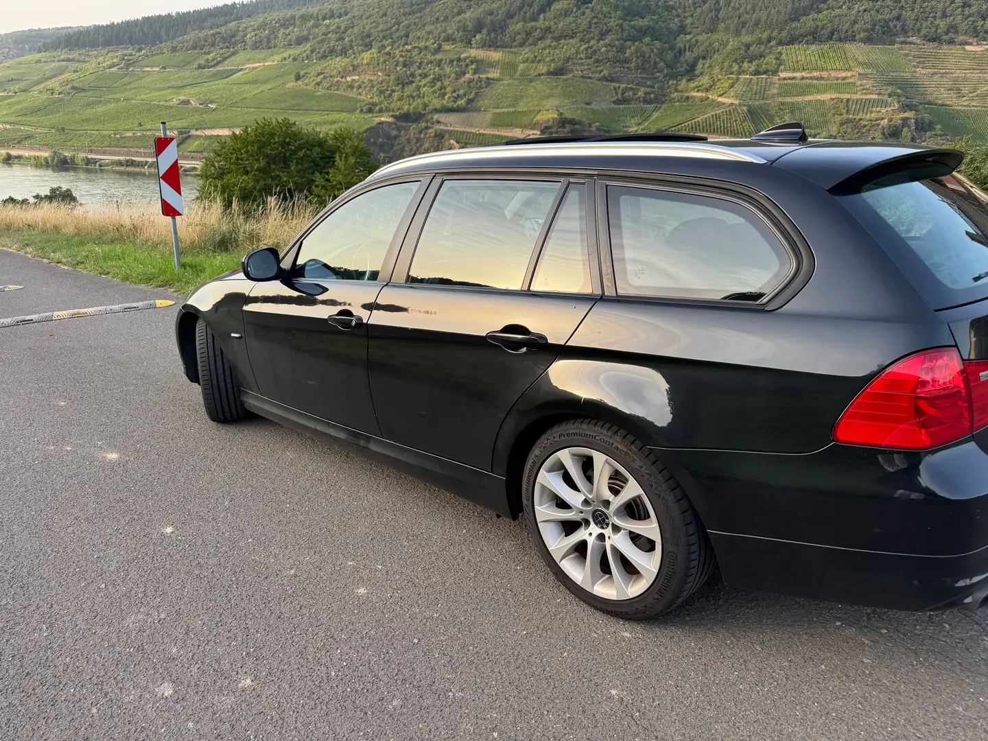 BMW 320 320d DPF Touring Aut. Černá - 1
