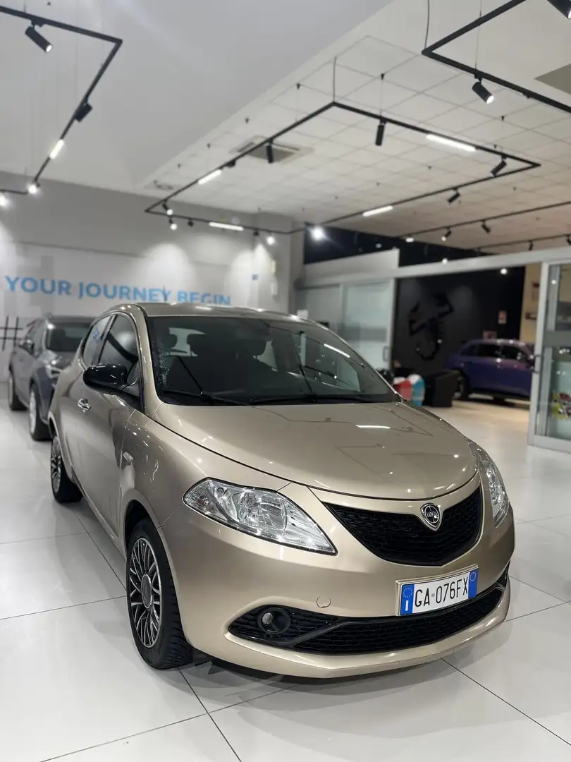 Lancia Ypsilon Ypsilon 1.2 69 CV 5 porte Gold Bianco - 2