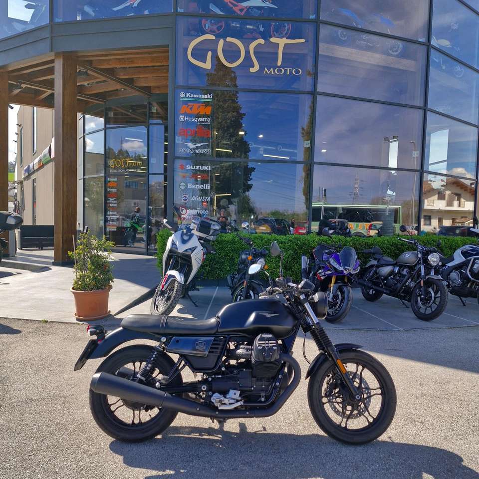 Moto Guzzi V 7 stone