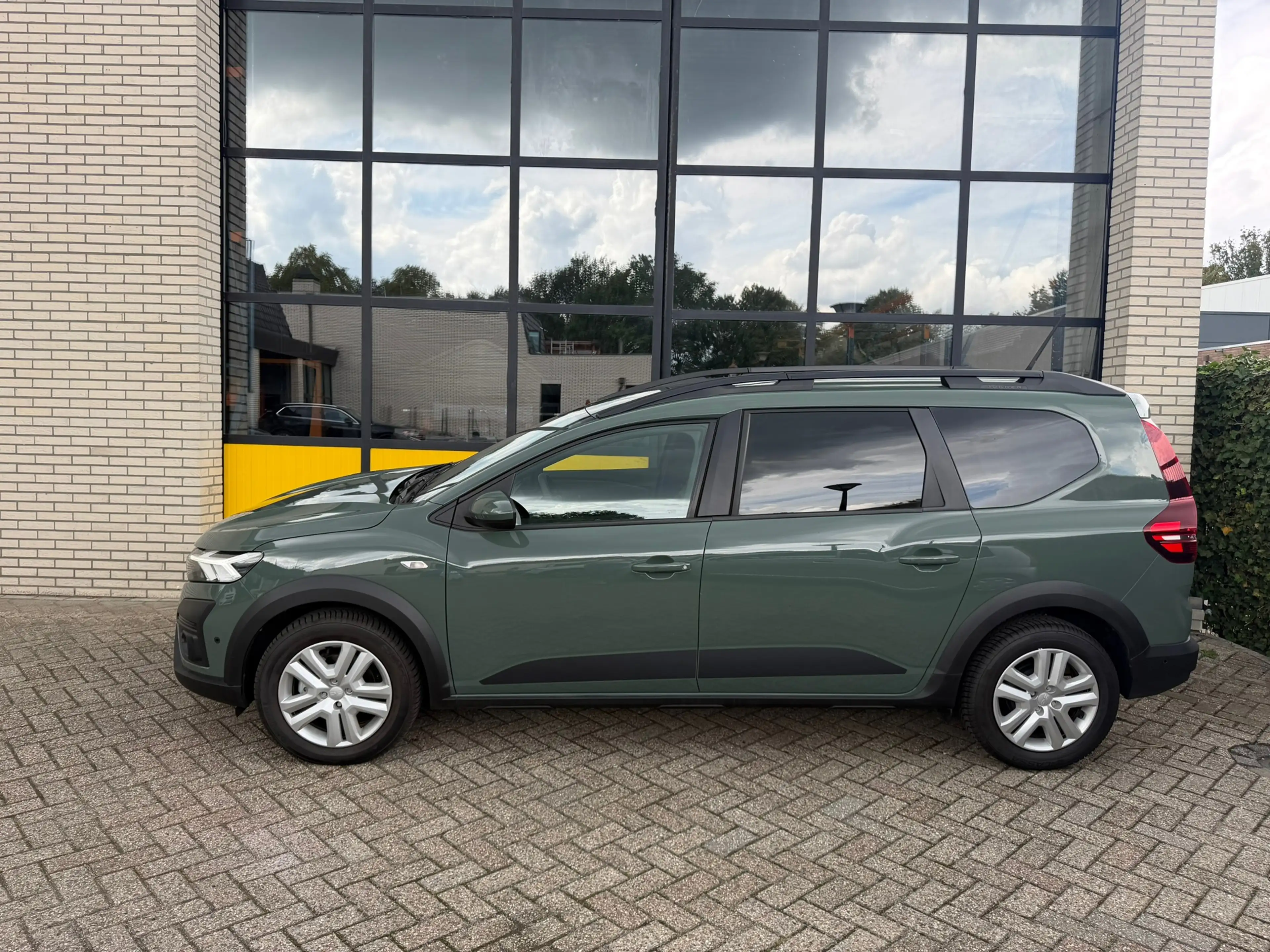 Dacia Jogger 1.6 Hybrid 140 Expression 5p. — photo 2