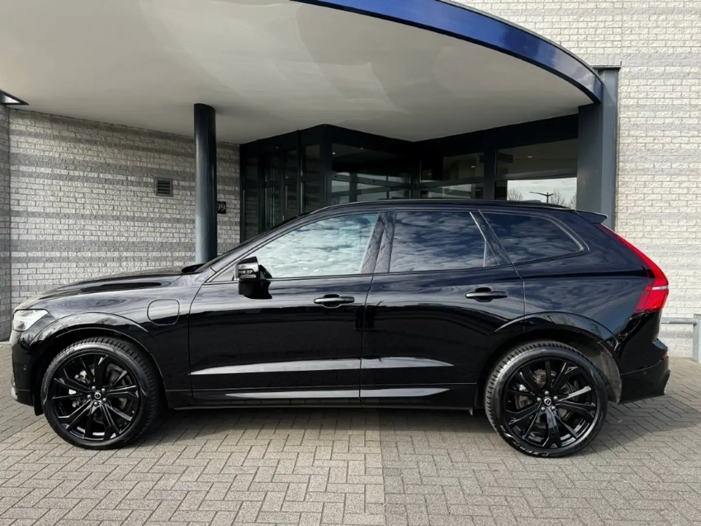 Volvo XC60 T6 Plug-In Hybrid 350pk Aut AWD Plus Black Edition Zwart - 2