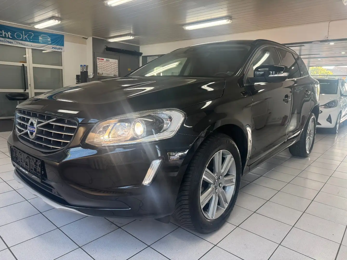 Volvo XC60 Momentum 2WD*Facelift*Navi*Bi-Xenon*PDC* Black - 2
