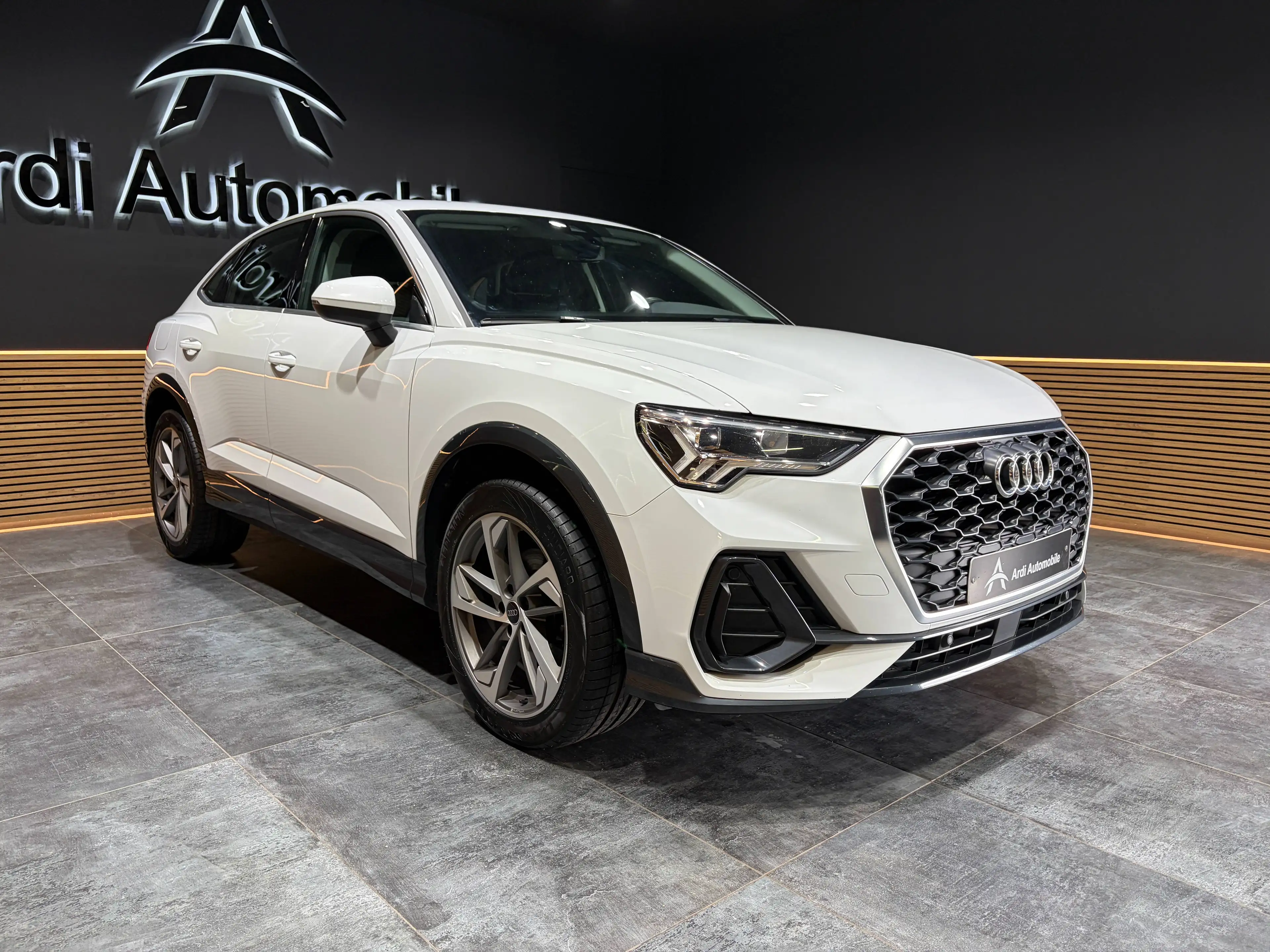 Audi Q3 2.0 TDi S tronic *CARPLAY*SIEGE CHAUFF*1ER PROPRIO*GARANTIE* — photo 3