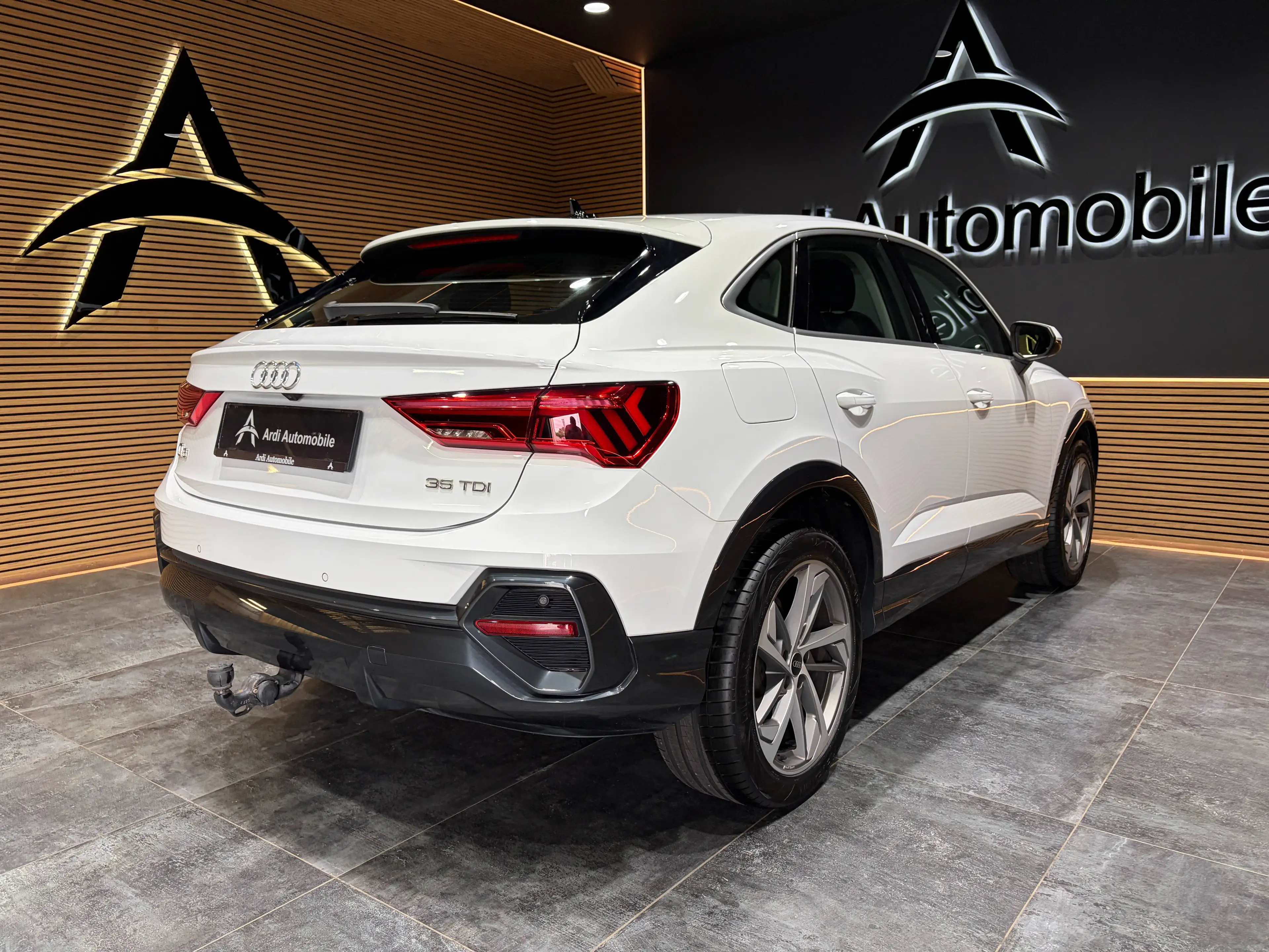 Audi Q3 2.0 TDi S tronic *CARPLAY*SIEGE CHAUFF*1ER PROPRIO*GARANTIE* — photo 4