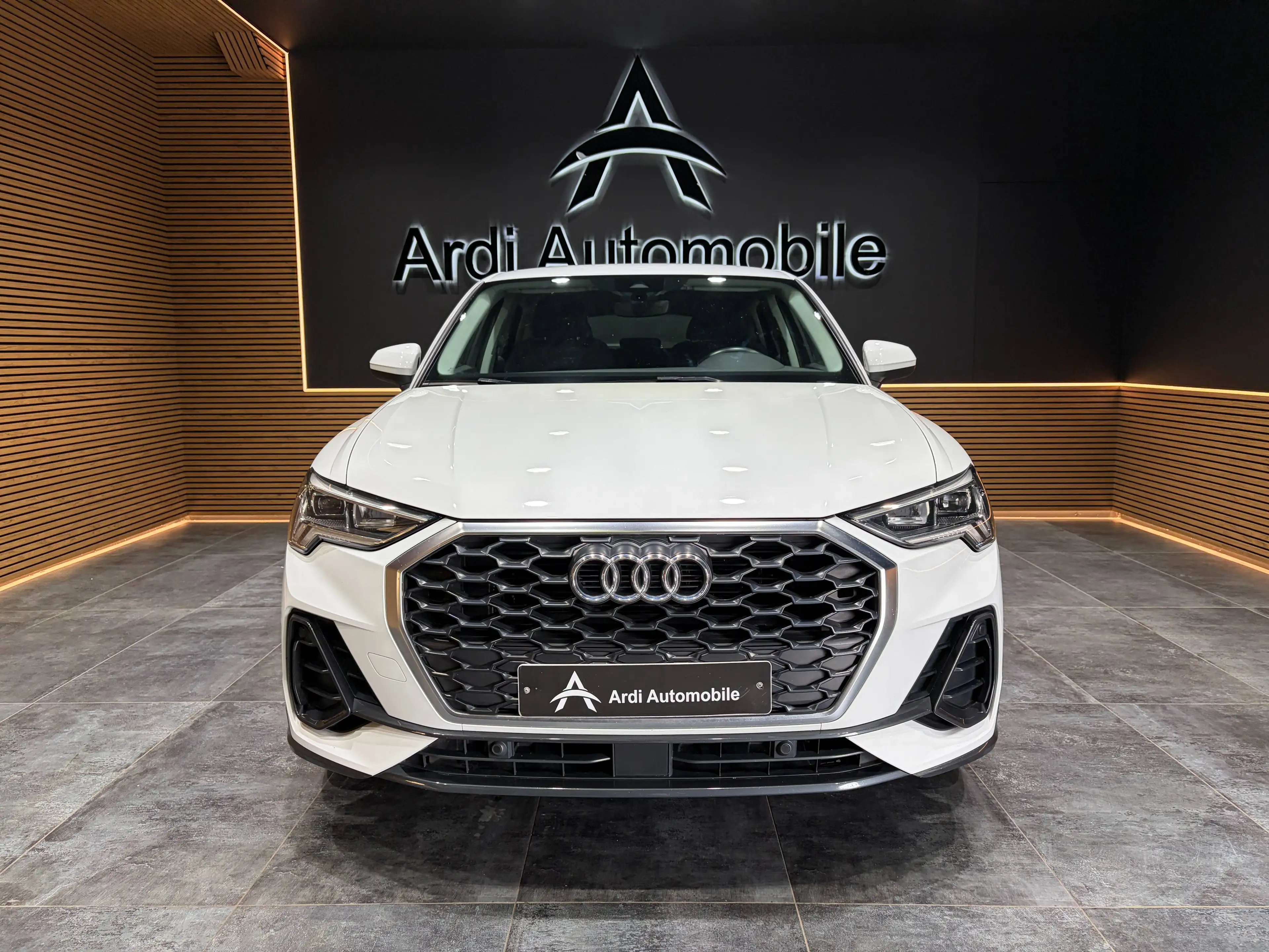 Audi Q3 2.0 TDi S tronic *CARPLAY*SIEGE CHAUFF*1ER PROPRIO*GARANTIE* — photo 2