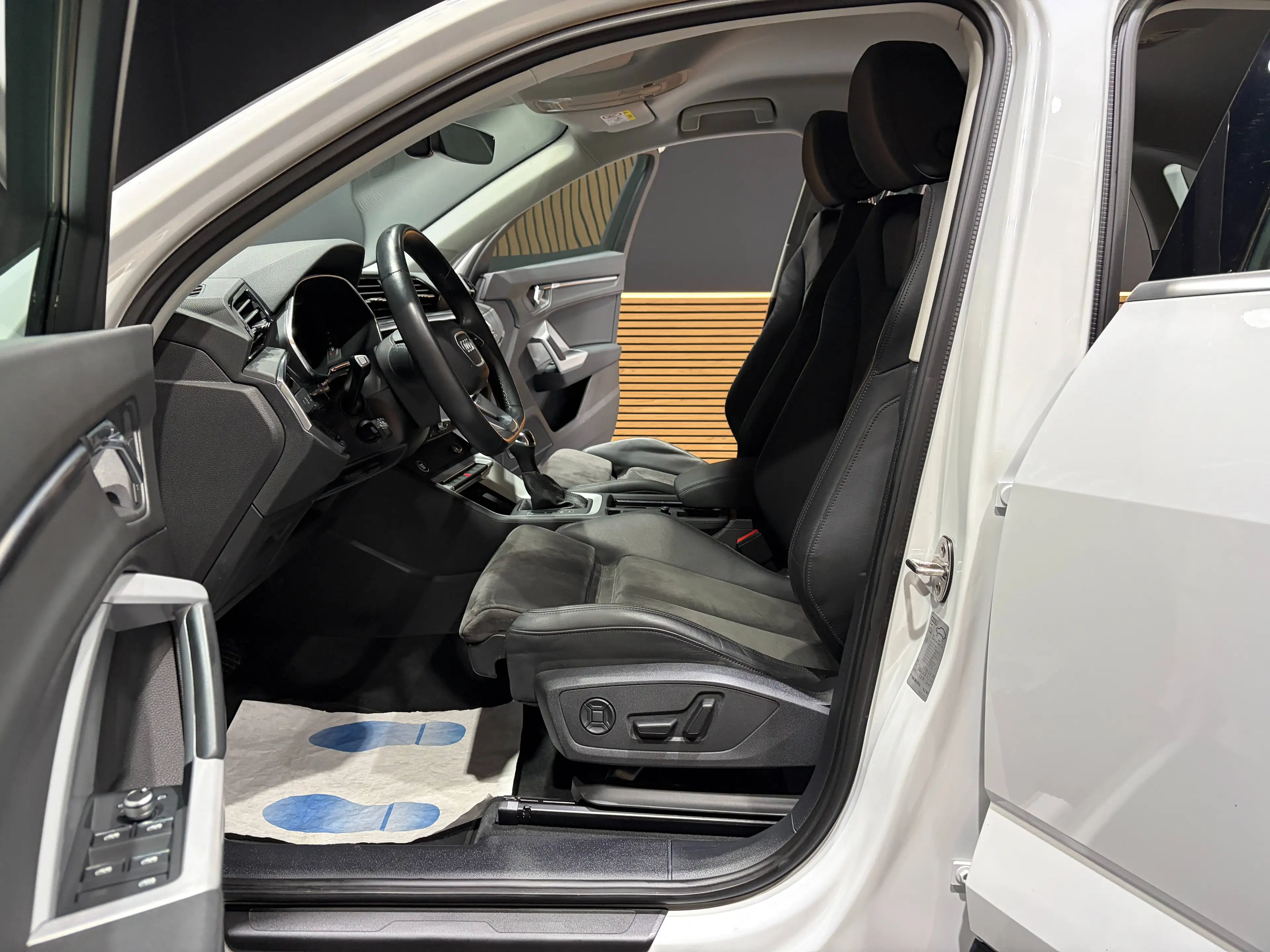 Audi Q3 2.0 TDi S tronic *CARPLAY*SIEGE CHAUFF*1ER PROPRIO*GARANTIE* — photo 9