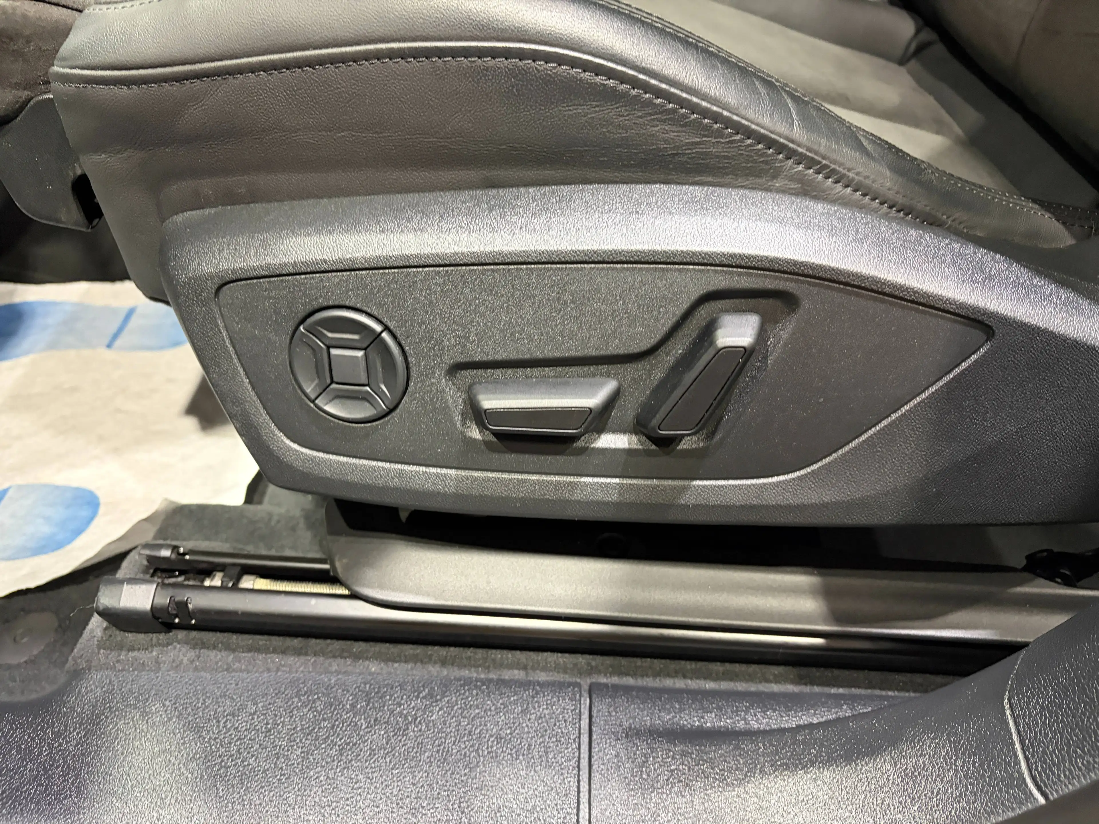 Audi Q3 2.0 TDi S tronic *CARPLAY*SIEGE CHAUFF*1ER PROPRIO*GARANTIE* — photo 10