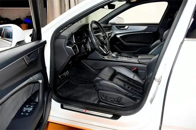 Audi A6 view 12