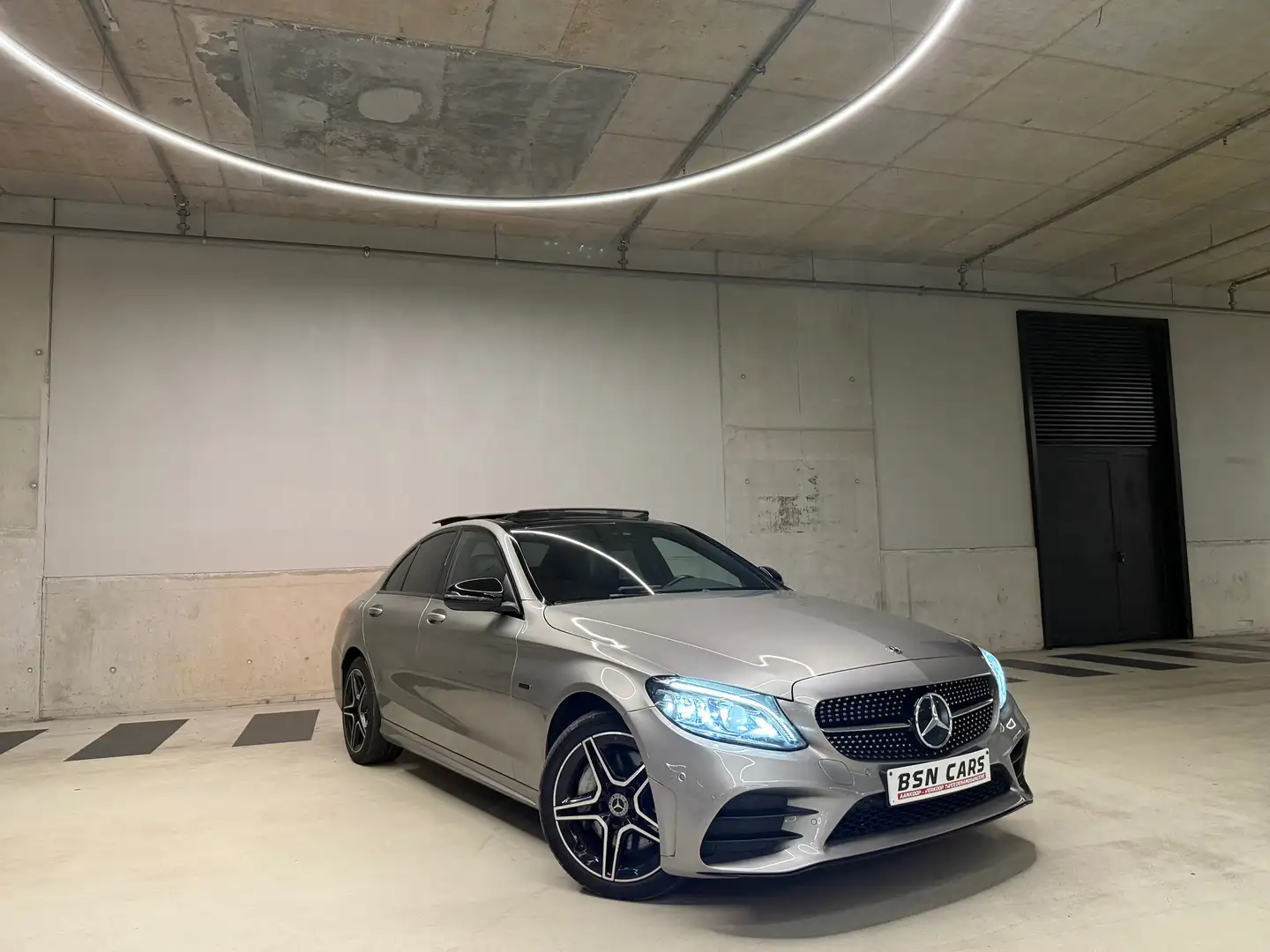 Mercedes-Benz C 300 DE/AMG/PANO/BURMEISTER/SFEER/CAMERA/CARPLAY/GRNTIE Goud - 1