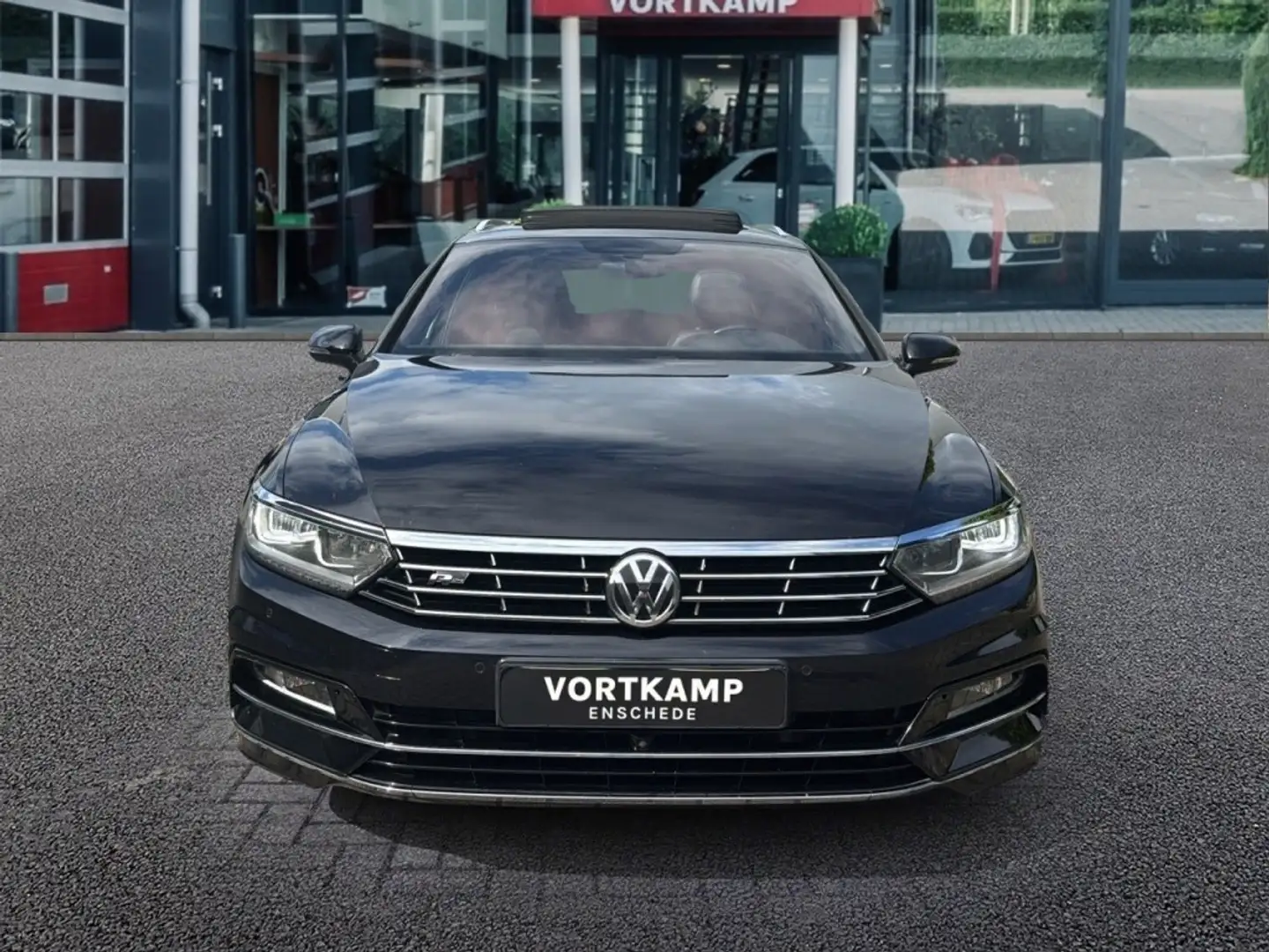 Volkswagen Passat 1.8 TSI DSG R-LINE PANO-DAK/TREKHAAK/360-CAMERA/LE Zwart - 2