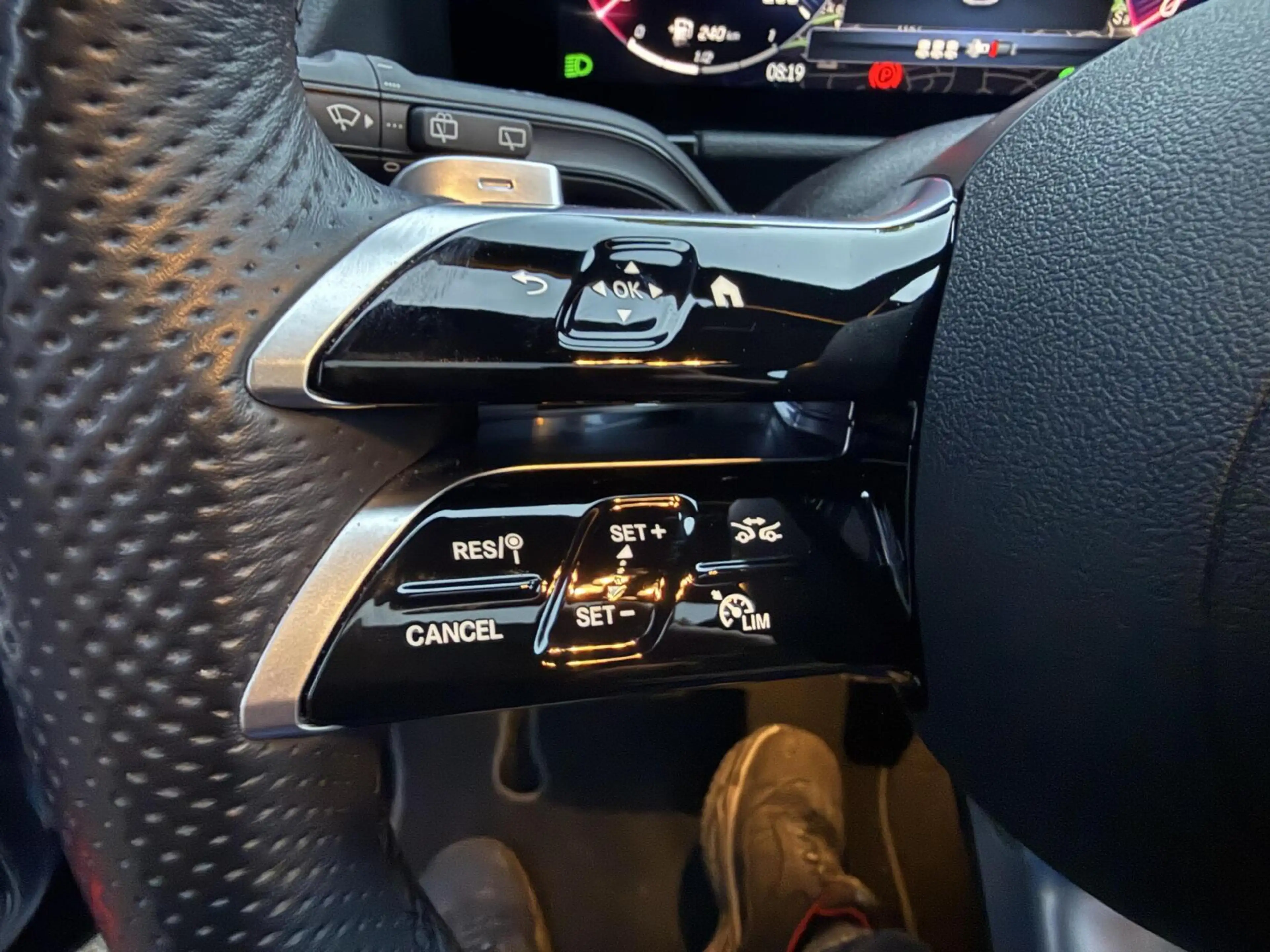 Mercedes-Benz GLA 180 AMG Line MILD-HYBRID PANO LEER HEAD UP — photo 11