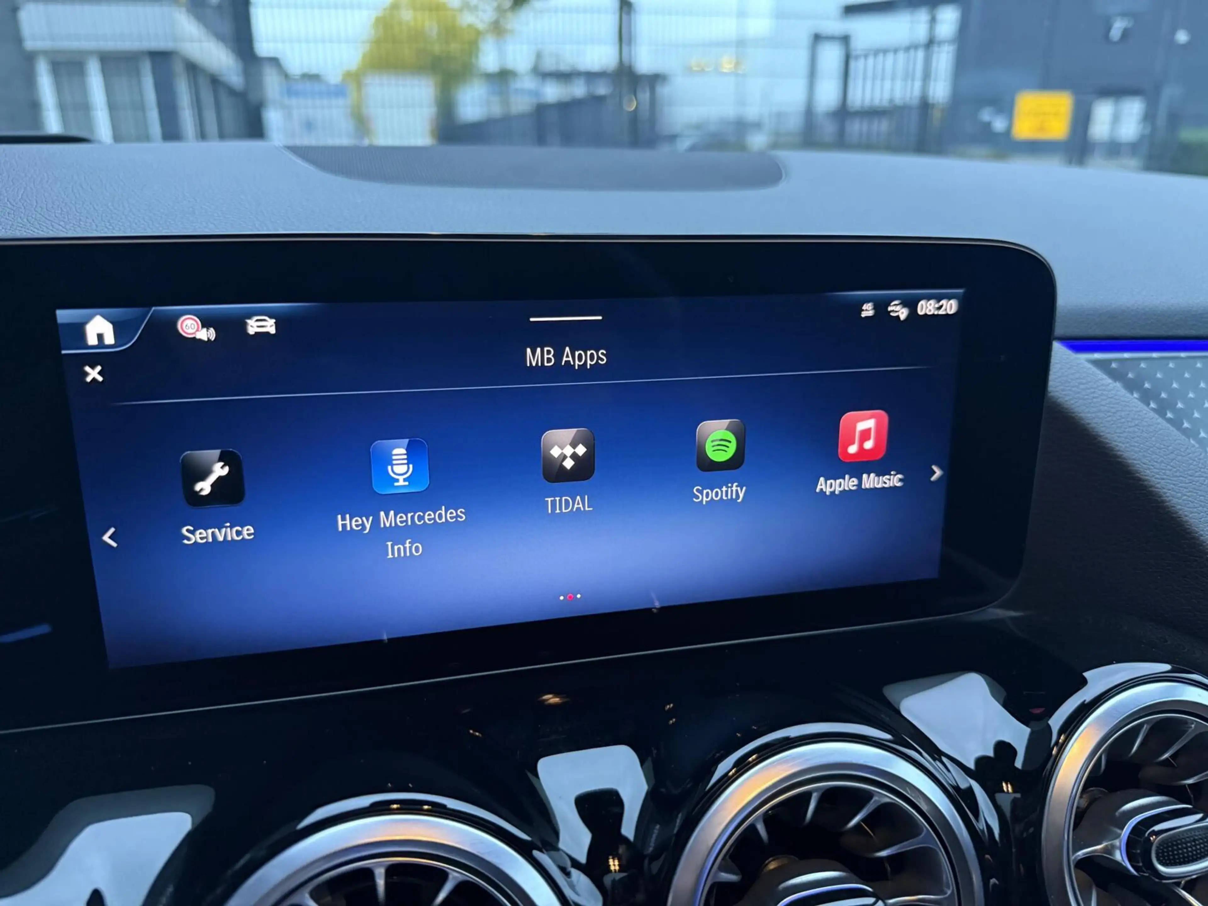 Mercedes-Benz GLA 180 AMG Line MILD-HYBRID PANO LEER HEAD UP — photo 20