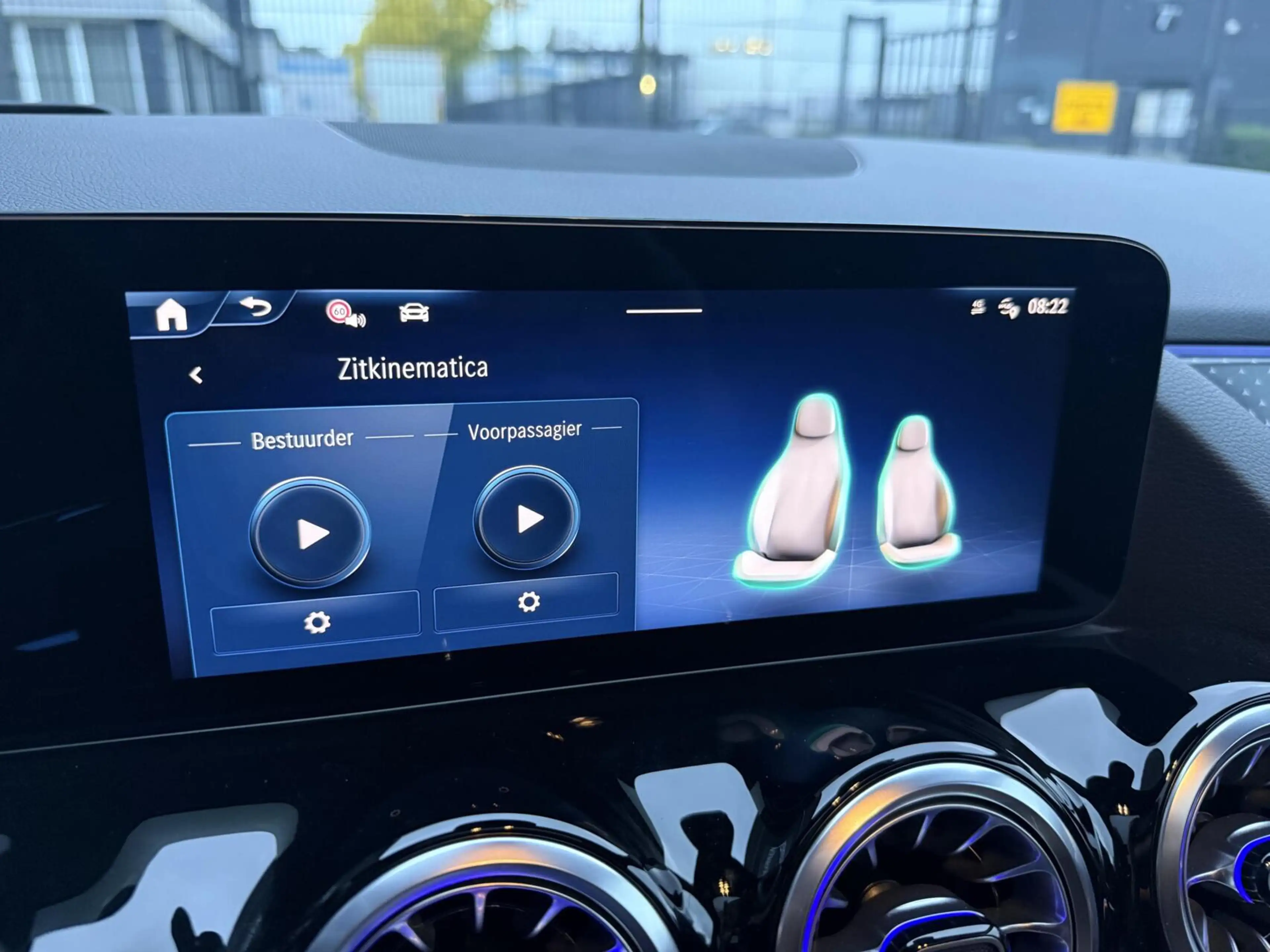 Mercedes-Benz GLA 180 AMG Line MILD-HYBRID PANO LEER HEAD UP — photo 15
