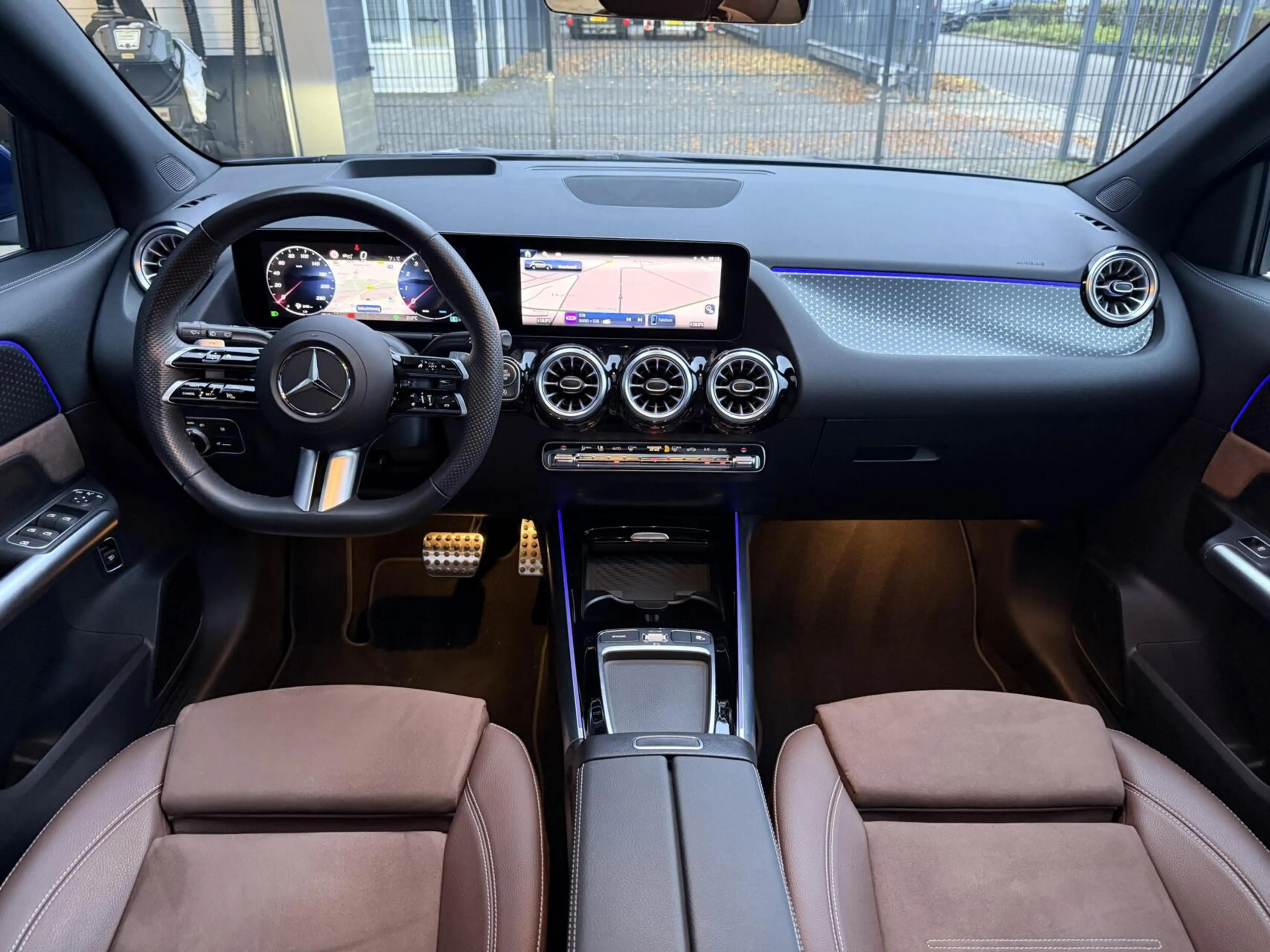 Mercedes-Benz GLA 180 AMG Line MILD-HYBRID PANO LEER HEAD UP — photo 2