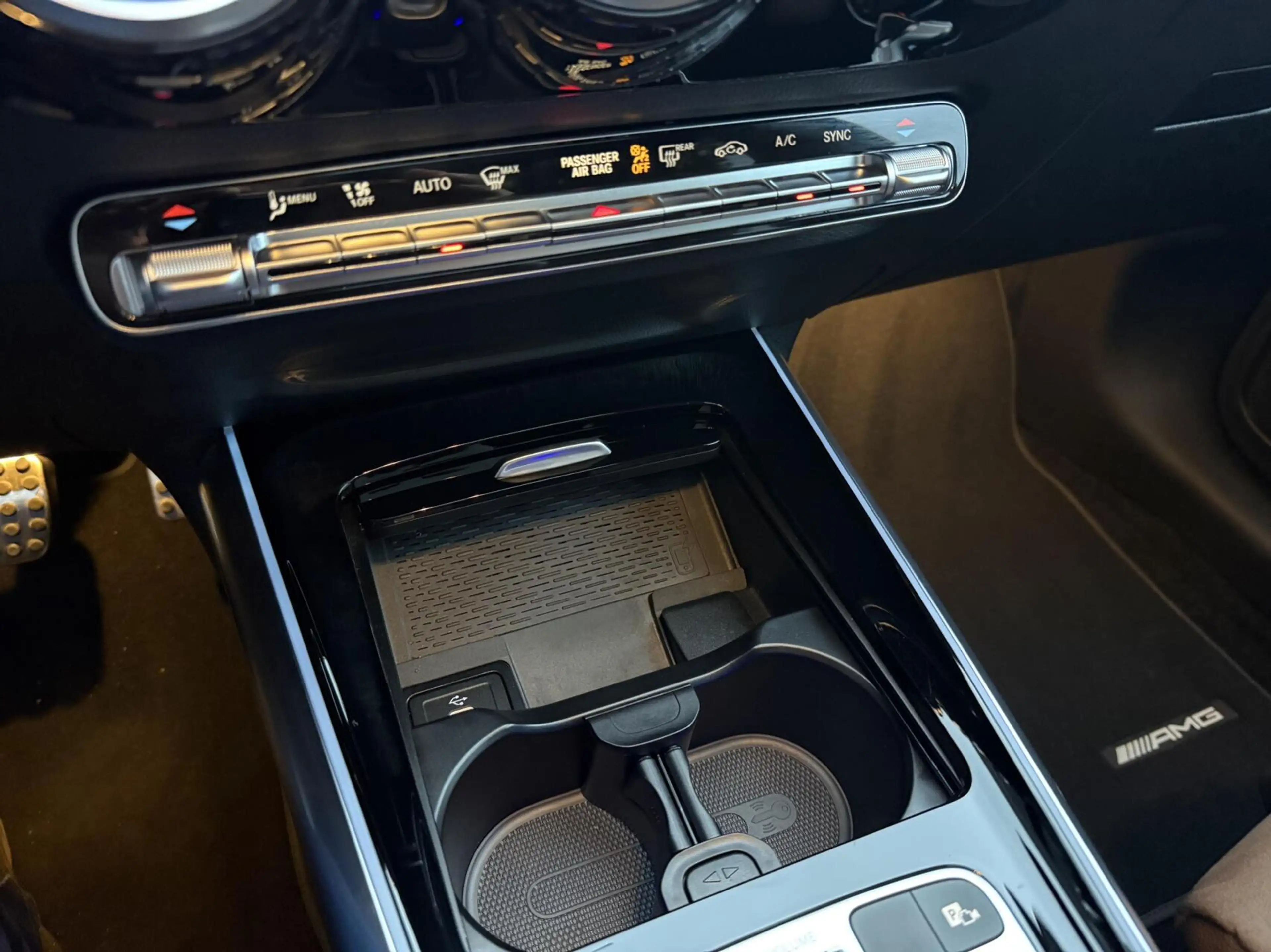 Mercedes-Benz GLA 180 AMG Line MILD-HYBRID PANO LEER HEAD UP — photo 17