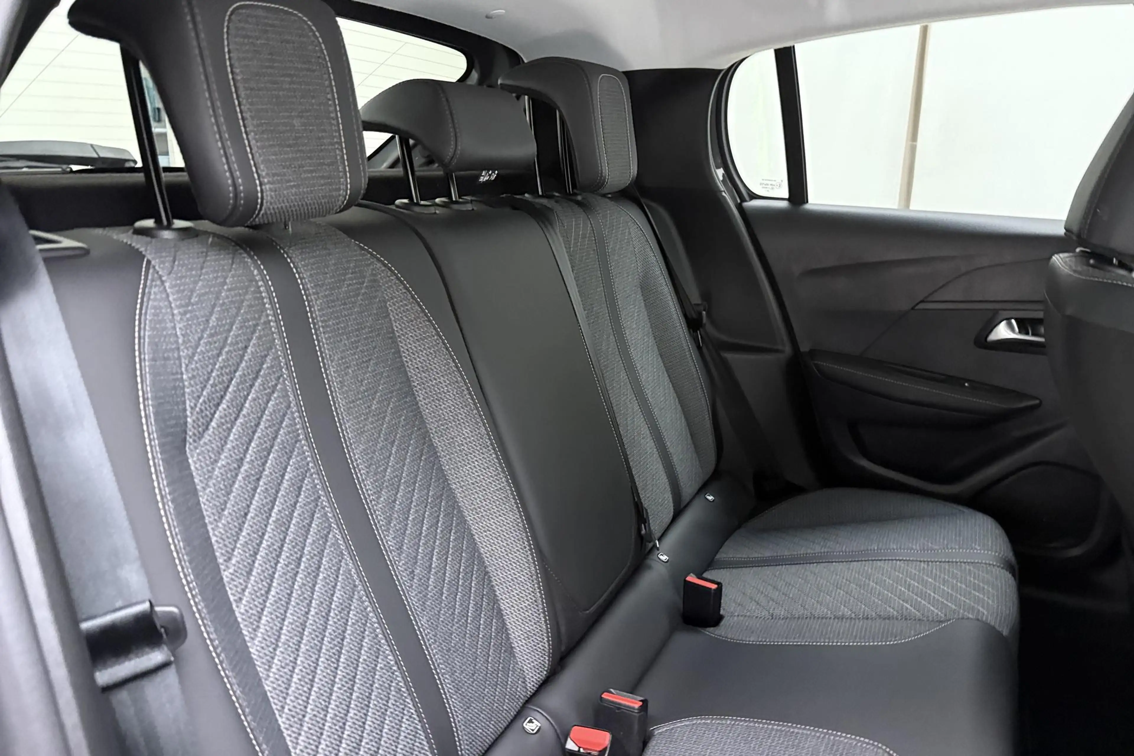 Peugeot 208 1.2 Hybrid 110 e-DCS6 Allure | Achteruitrijcamera — photo 14