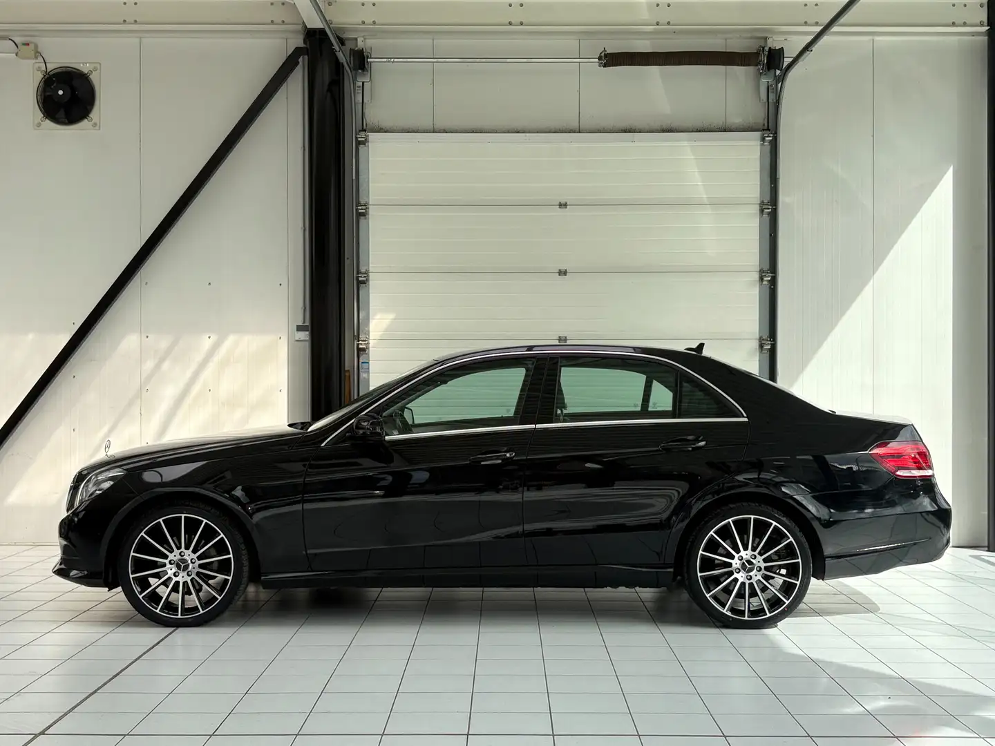 Mercedes-Benz E 200 E 200 CDI *CUIR * GPS * SPORT * JANTES * Zwart - 2