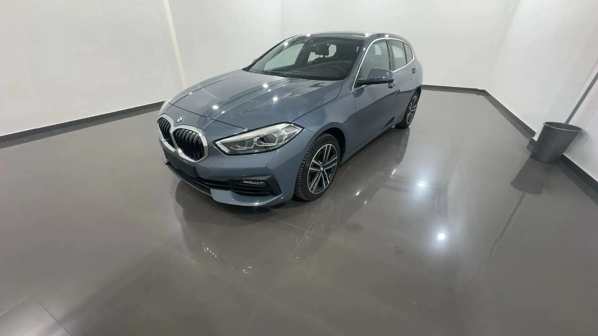 BMW 118 Serie 1 Berlina 118i Business 136cv auto Grijs - 1