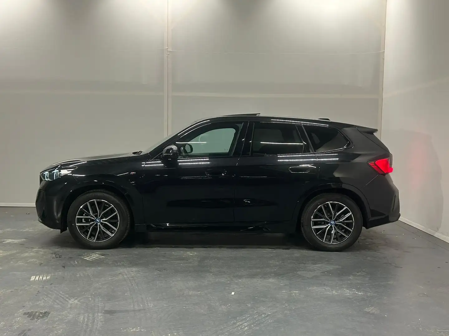 BMW iX1 xDrive30 67 kWh Zwart - 2