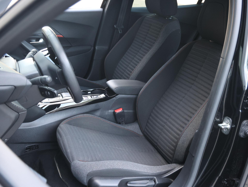Peugeot e-2008 EV Active 50 kWh 136pk | Navigatie | Donder getint — photo 11