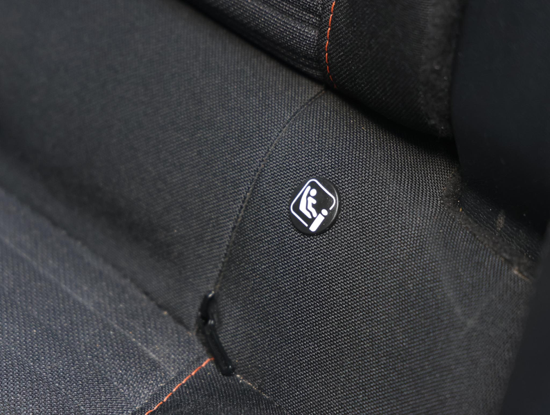 Peugeot e-2008 EV Active 50 kWh 136pk | Navigatie | Donder getint — photo 14