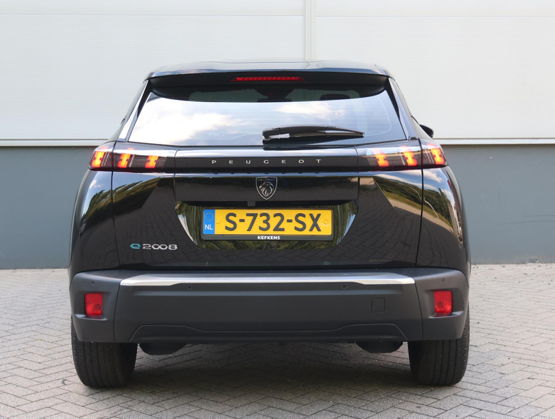 Peugeot e-2008 EV Active 50 kWh 136pk | Navigatie | Donder getint — photo 7