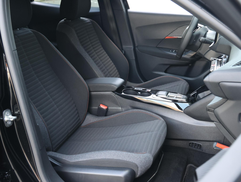 Peugeot e-2008 EV Active 50 kWh 136pk | Navigatie | Donder getint — photo 9