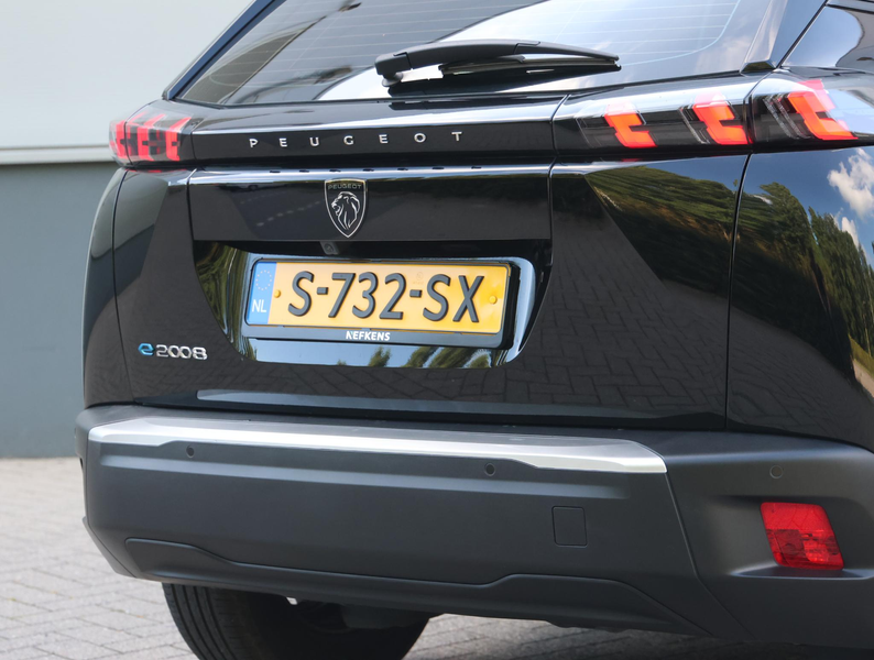 Peugeot e-2008 EV Active 50 kWh 136pk | Navigatie | Donder getint — photo 6