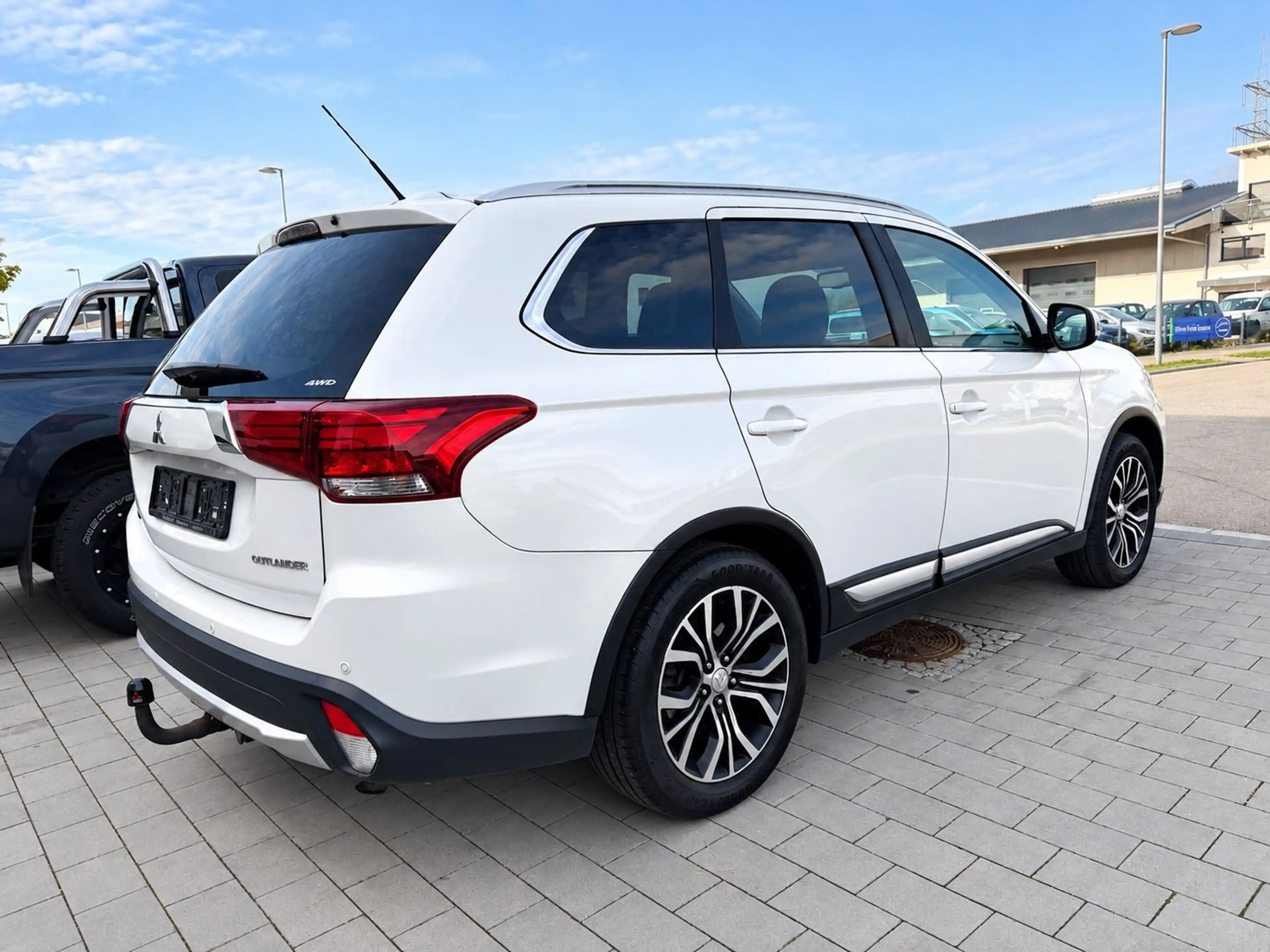 Mitsubishi Outlander Top 4WD LEDER NAVI XEN 7 SITZE — photo 4