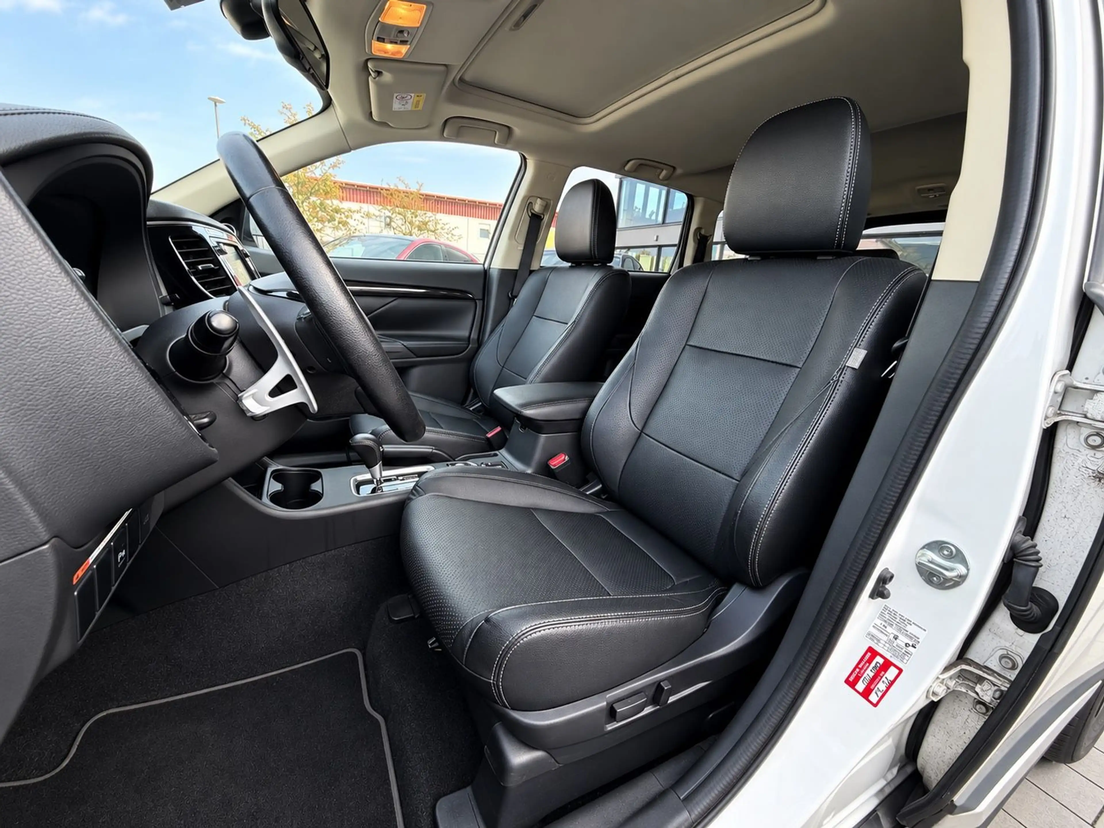 Mitsubishi Outlander Top 4WD LEDER NAVI XEN 7 SITZE — photo 10