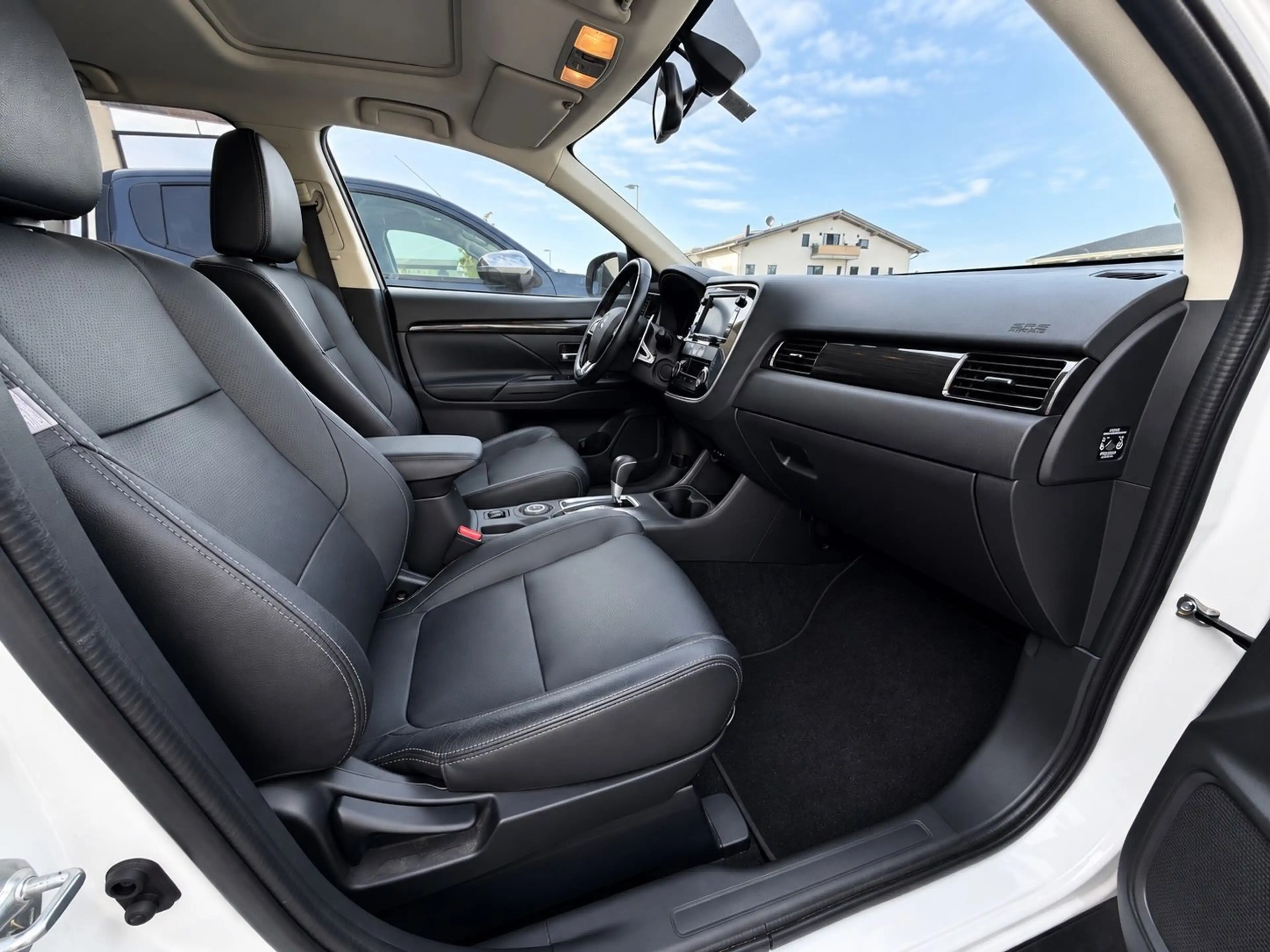 Mitsubishi Outlander Top 4WD LEDER NAVI XEN 7 SITZE — photo 11