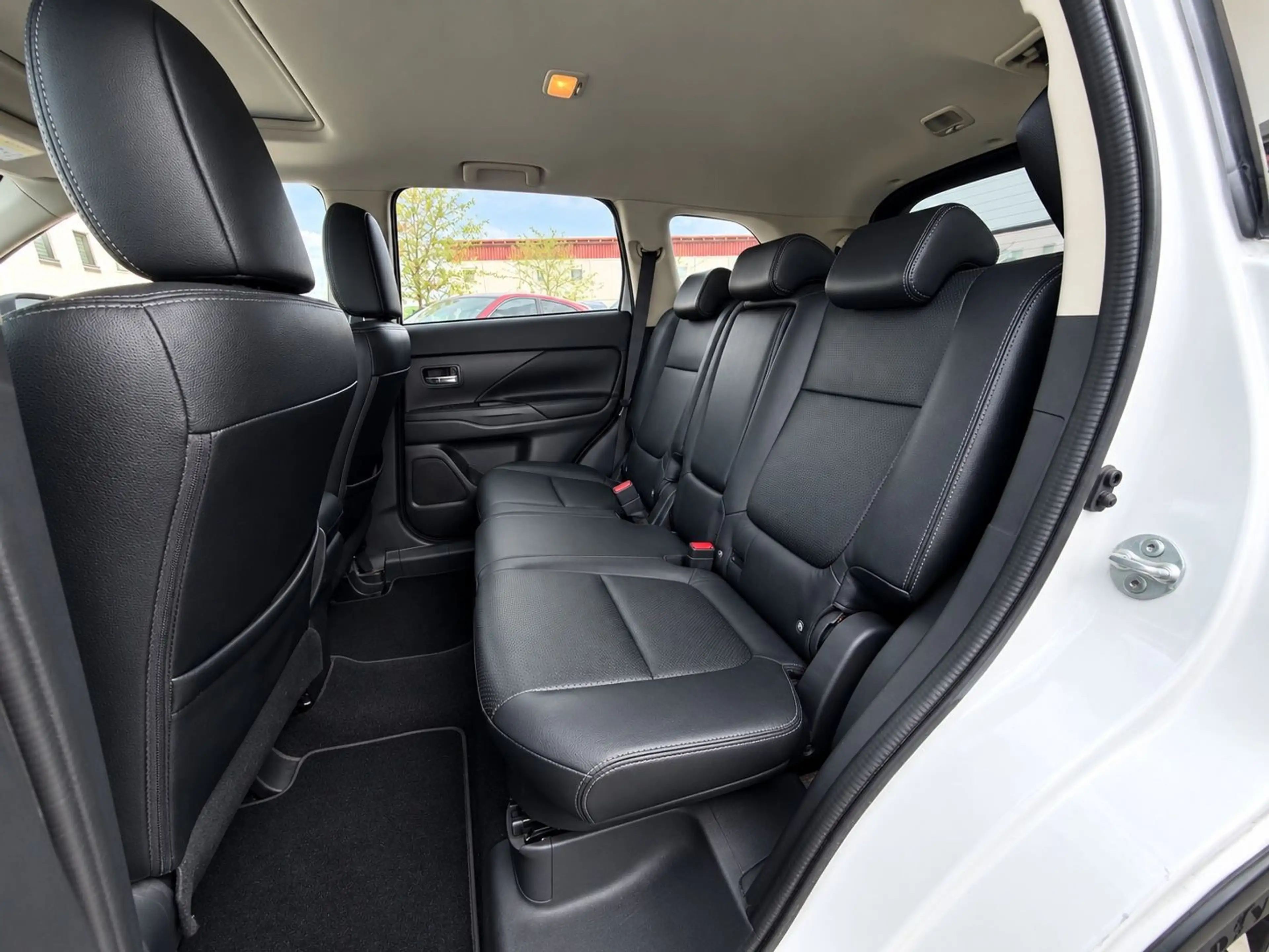 Mitsubishi Outlander Top 4WD LEDER NAVI XEN 7 SITZE — photo 13