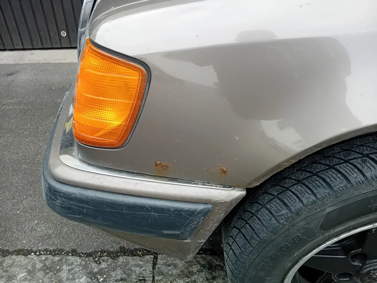 Mercedes-Benz 230 E - 2