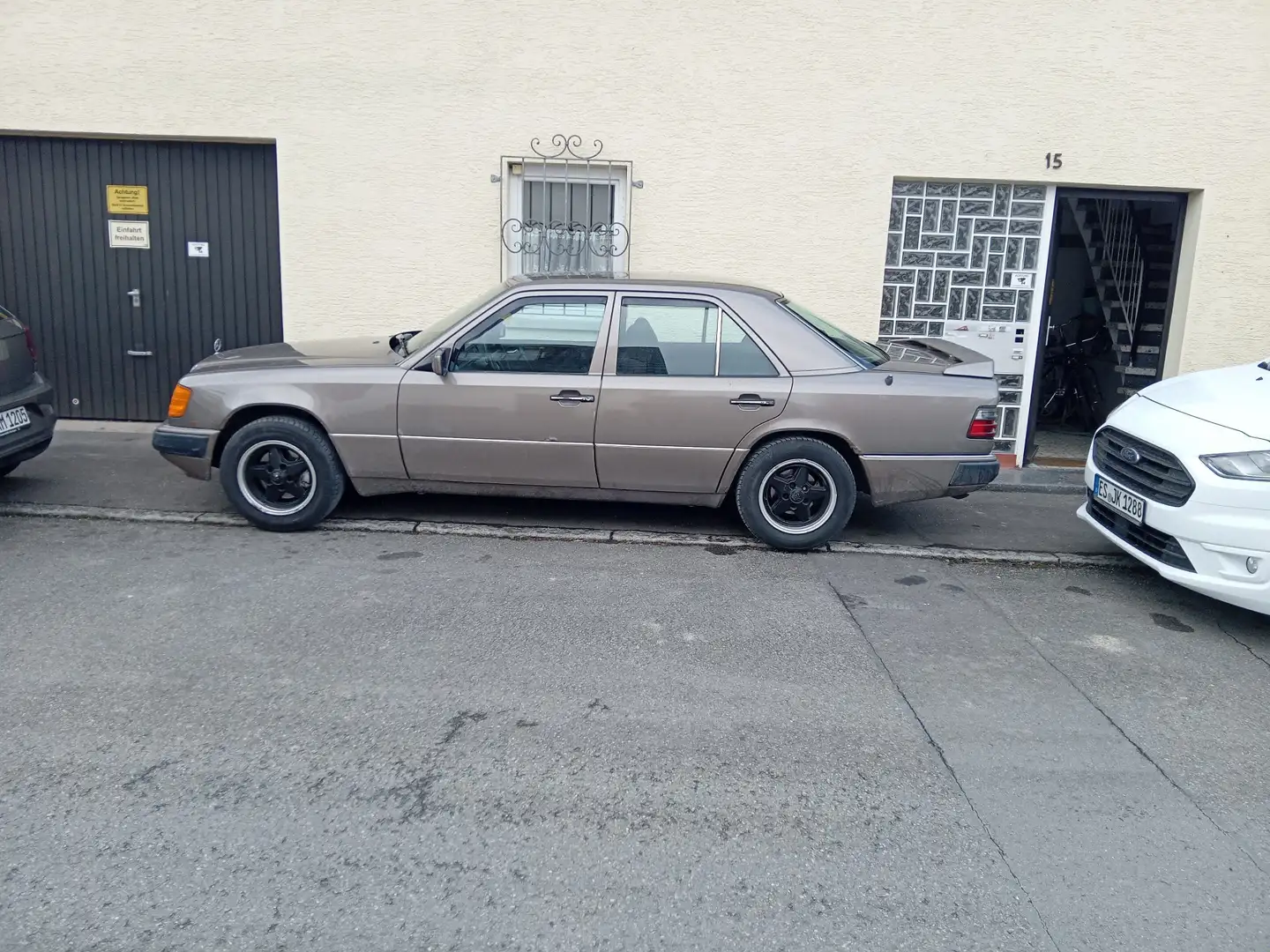 Mercedes-Benz 230 E - 1
