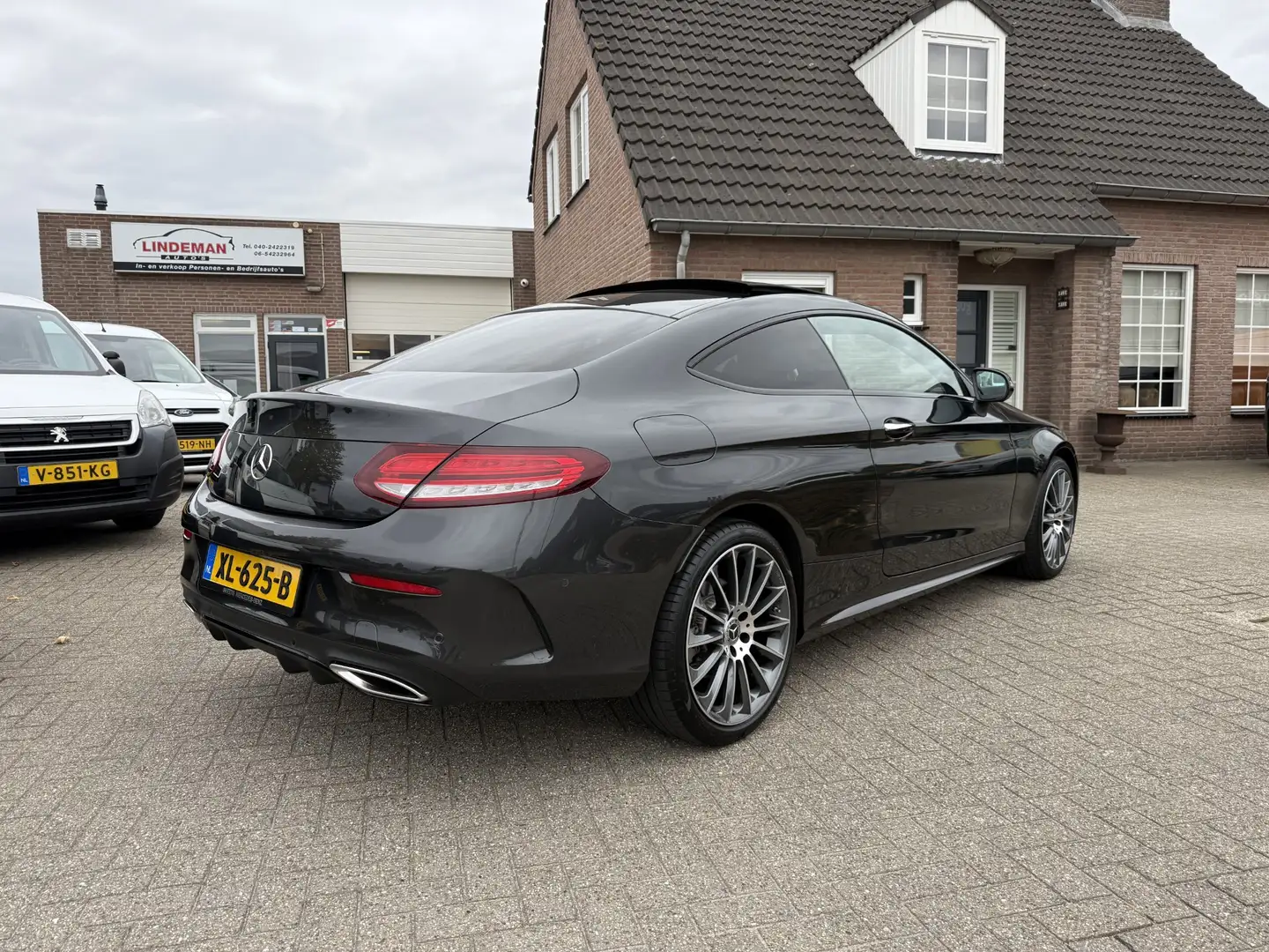 Mercedes-Benz C 180 Coupé Aut. AMG Panodak Keyless Burmester 19" Org. Grijs - 2
