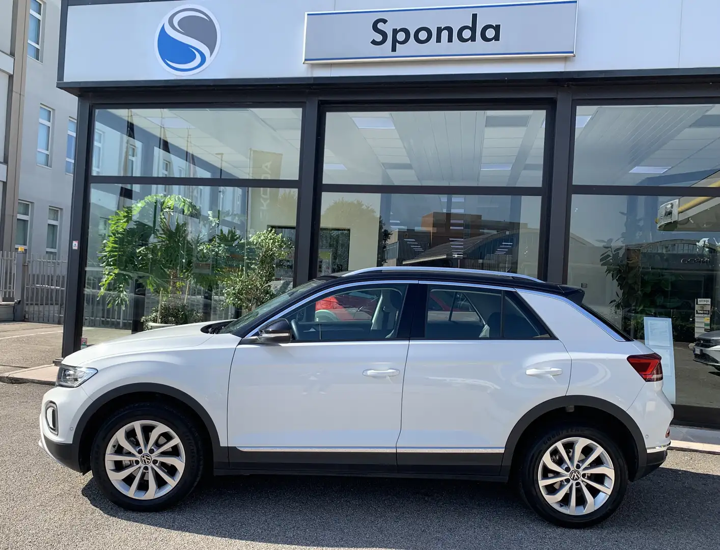 Volkswagen T-Roc 1.0 TSI STYLE 110cv NEOPATENTATI FARI IQ. LIGHT - 1