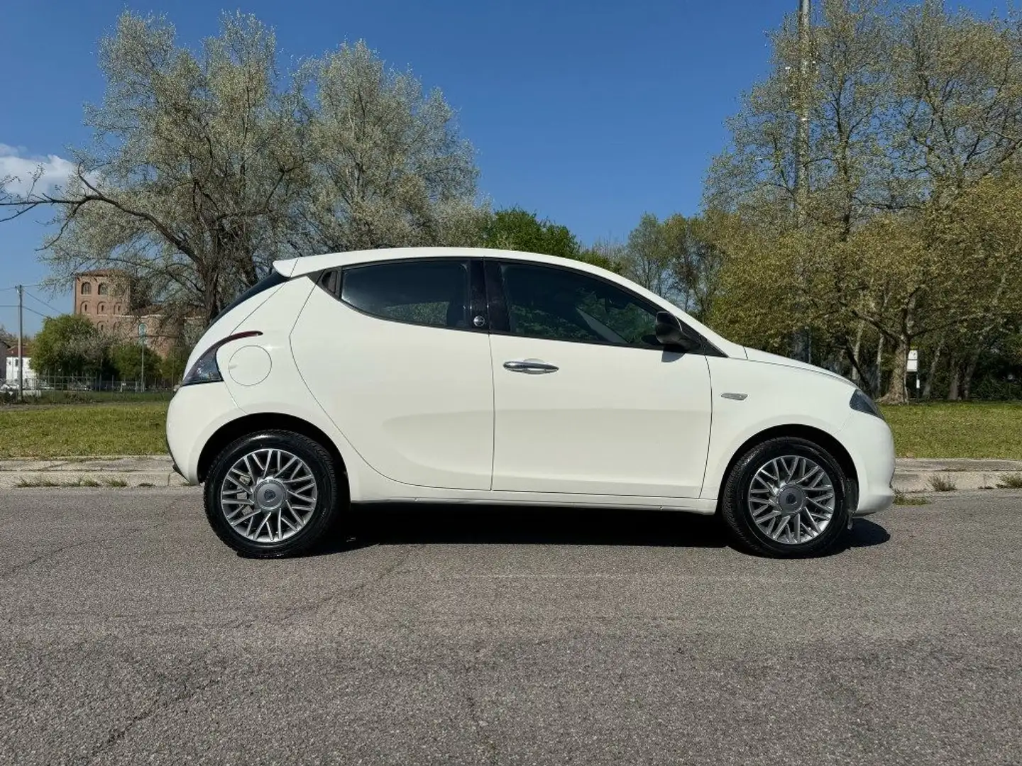 Lancia Ypsilon 1.2 69 CV 5 porte GPL Ecochic Gold Beige - 2