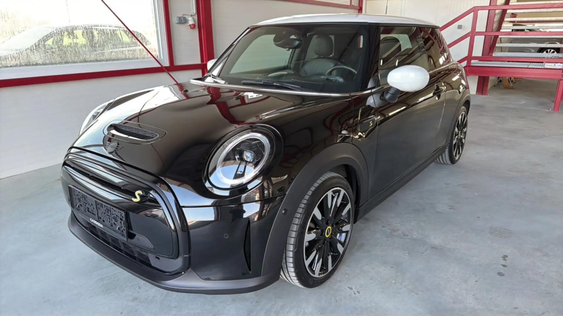 MINI Cooper SE *VOLL-LEDER*OPEN-SKY*WÄRMEPUMPE*HEAD-UP*NAVI* Schwarz - 2