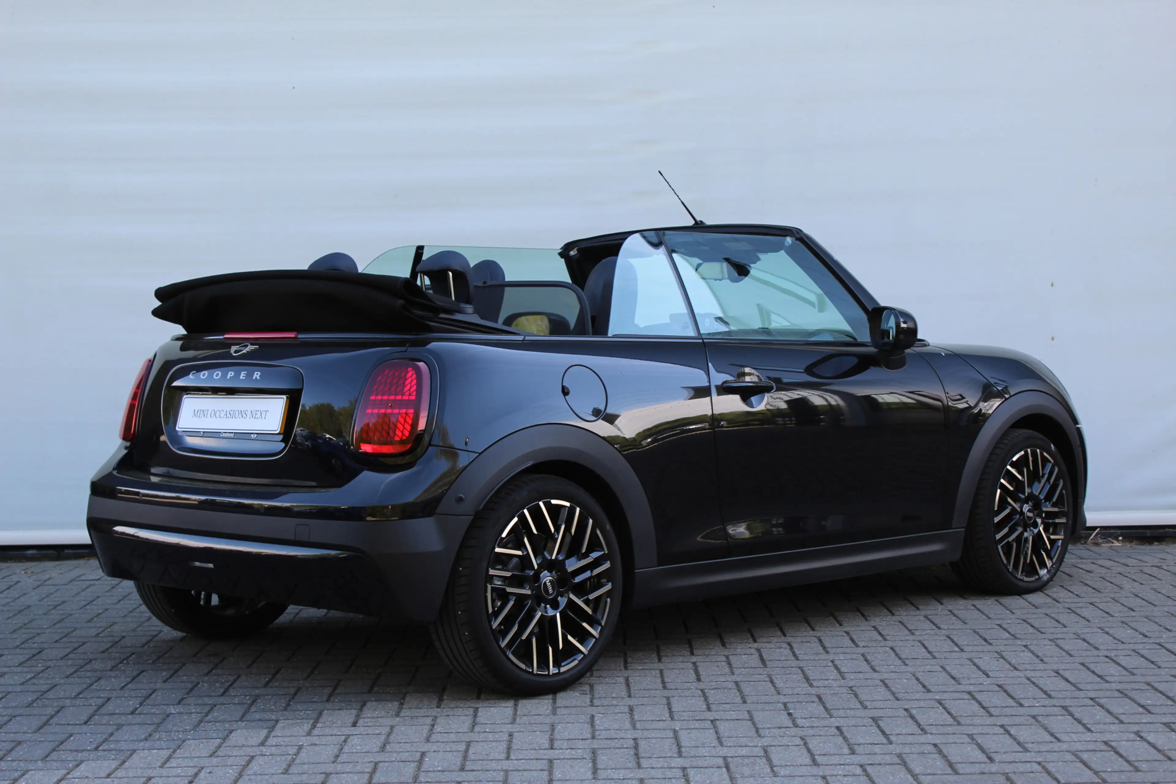 MINI Cooper C Cabrio Automaat / Favoured Trim / Pakket M / 18" Night Fl — photo 6