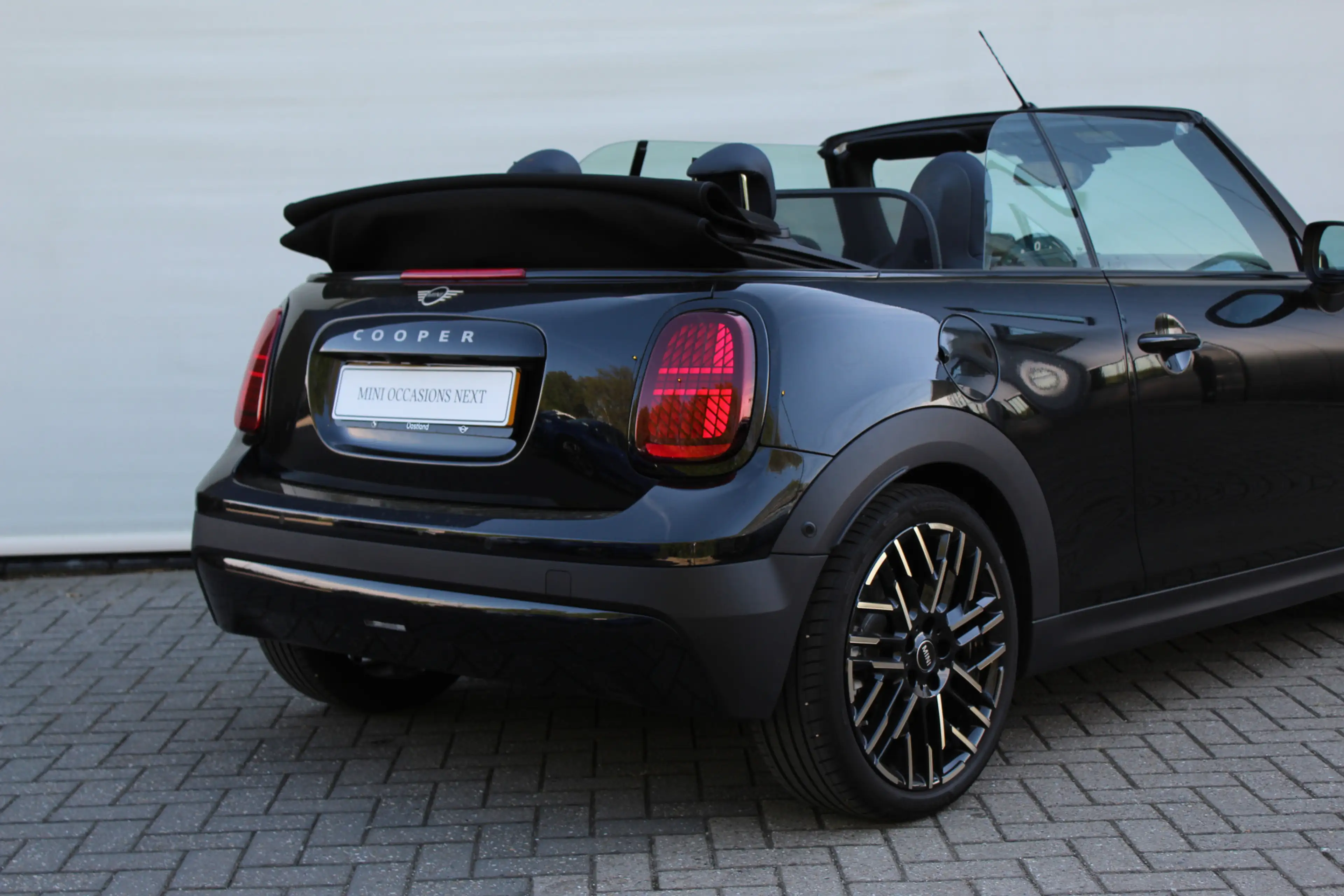 MINI Cooper C Cabrio Automaat / Favoured Trim / Pakket M / 18" Night Fl — photo 10