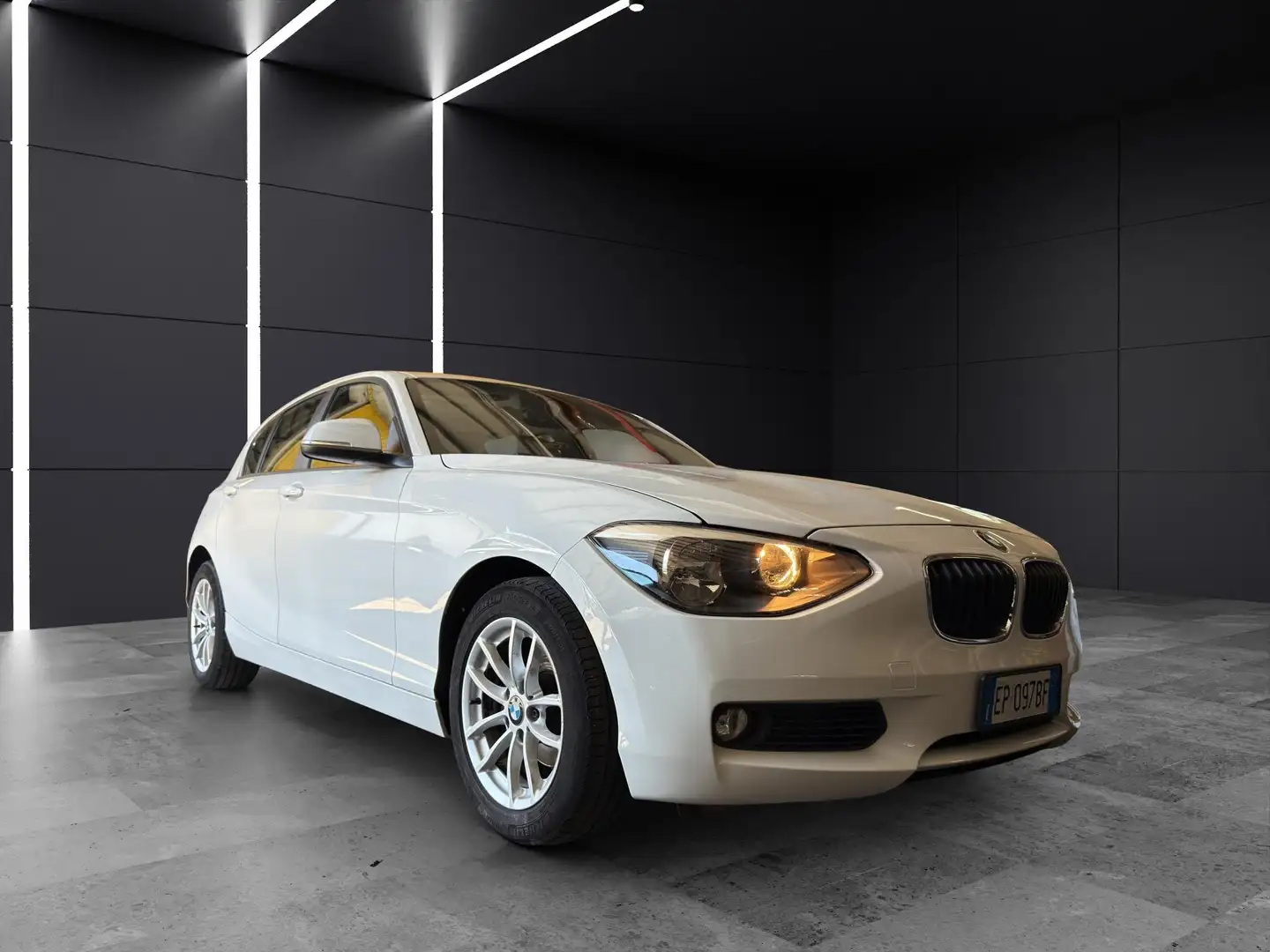 BMW 116 Serie 1 F/20-21 2011 116d 5p Unique Bianco - 2