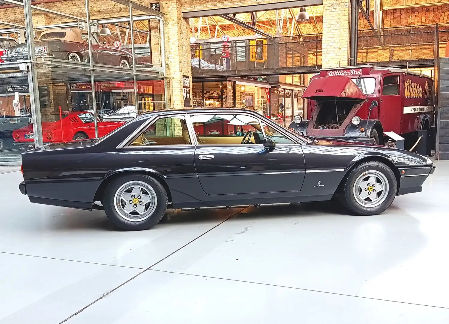 Ferrari 412 i - Schweizer Modell mit 5Gang-Schaltgetriebe Schwarz - 1