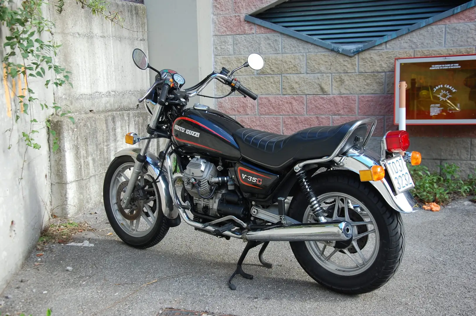 Moto Guzzi V 35 Custom Noir - 1