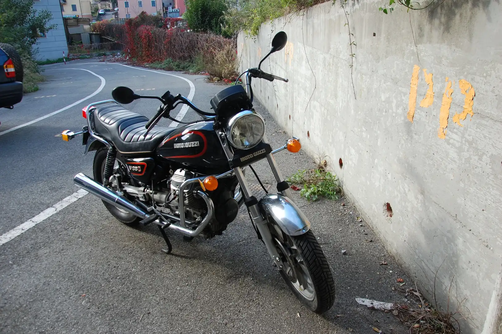 Moto Guzzi V 35 Custom Noir - 2