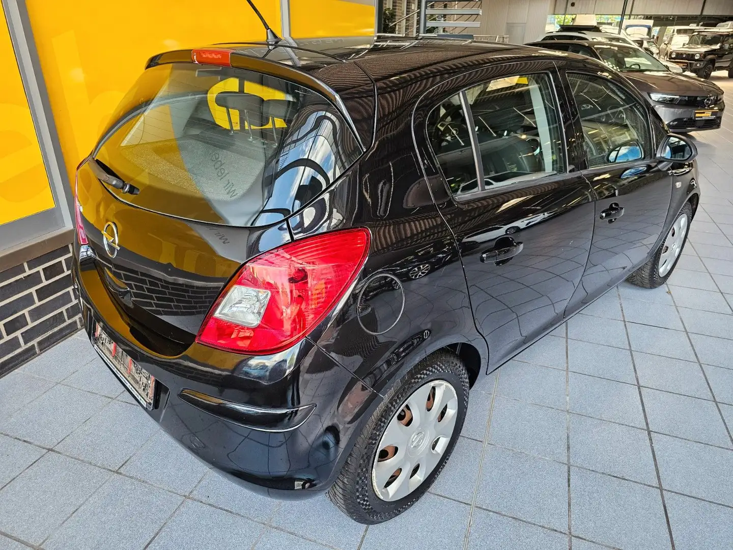 Opel Corsa D Zwart - 2