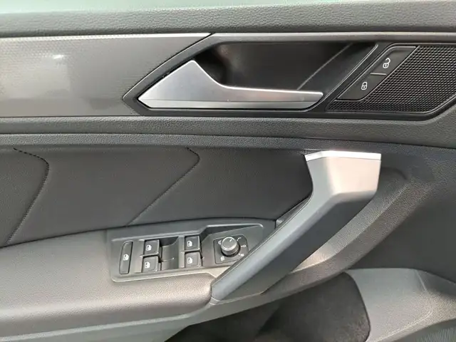 Volkswagen Tiguan view 12