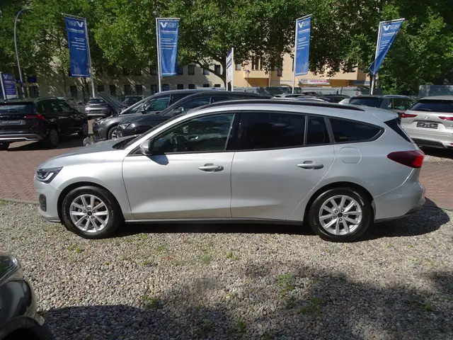 Ford Focus view 3