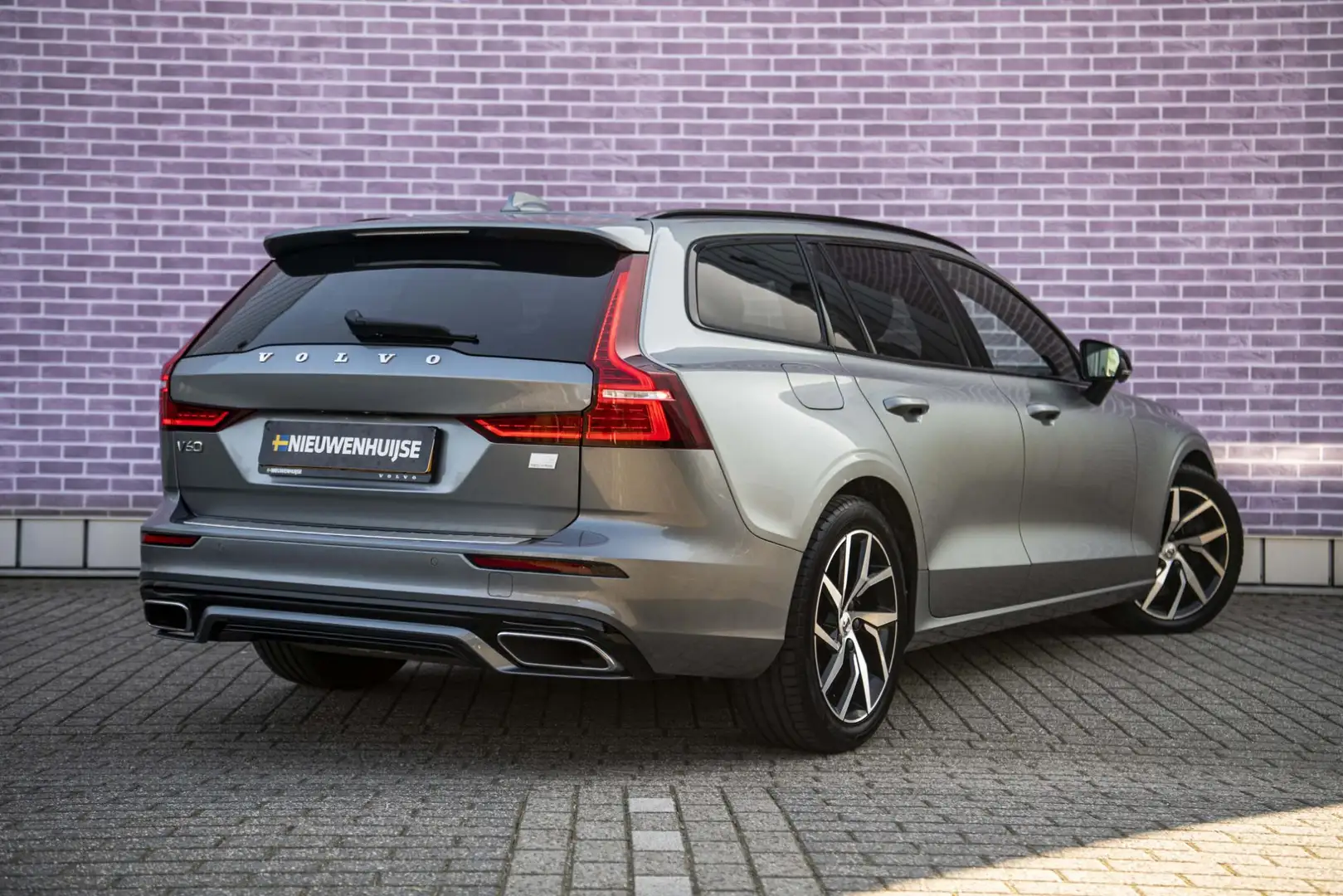Volvo V60 T6 Recharge AWD R-Design | Trekhaak | Adaptive cru Grijs - 2