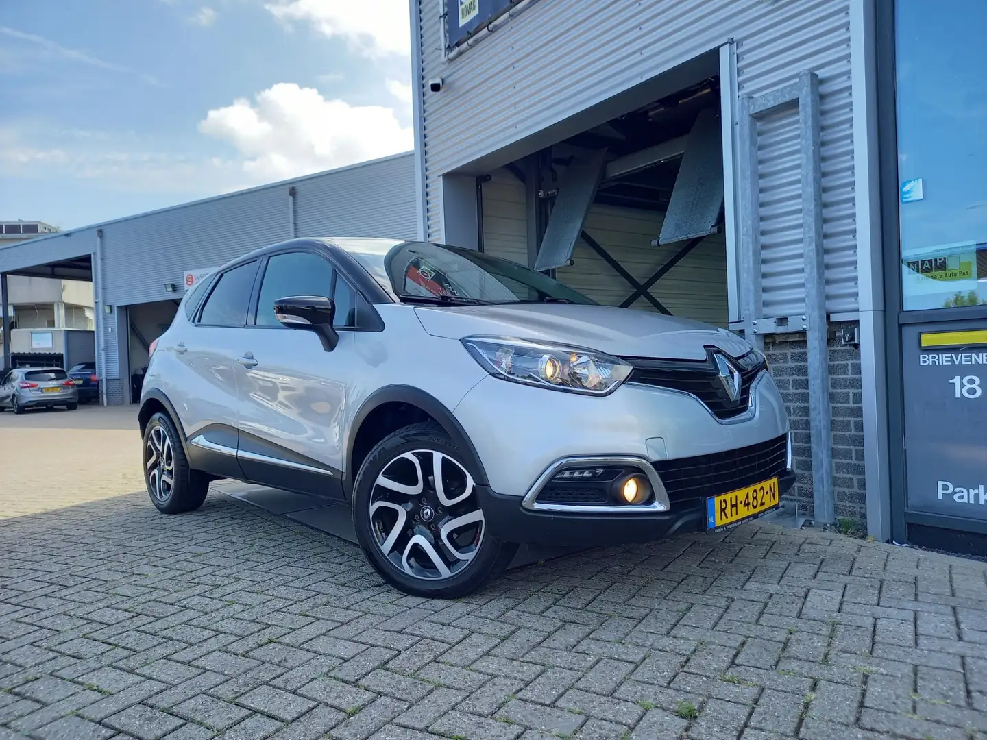 Renault Captur 0.9 TCe Dynamique - CAMERA - PDC - TREKHAAK - CLIM Grijs - 2